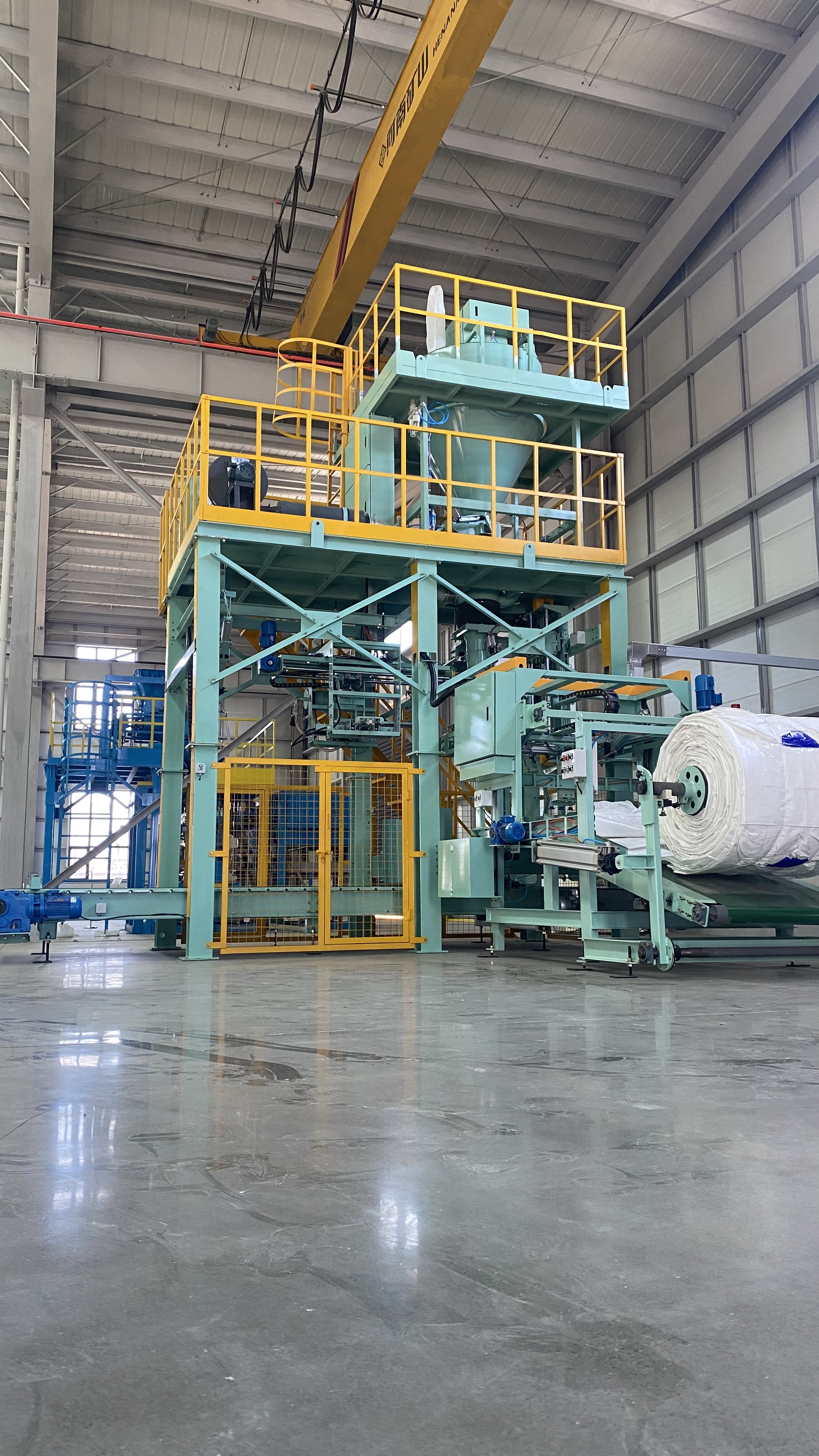 吨袋全自动包装机长这样的,图为三维汉界机器吨袋包装机展览大厅#吨袋