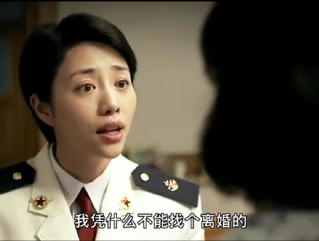 江亚菲在小岛上是一个长相漂亮,快人快语,性格爽快的女生,家庭有