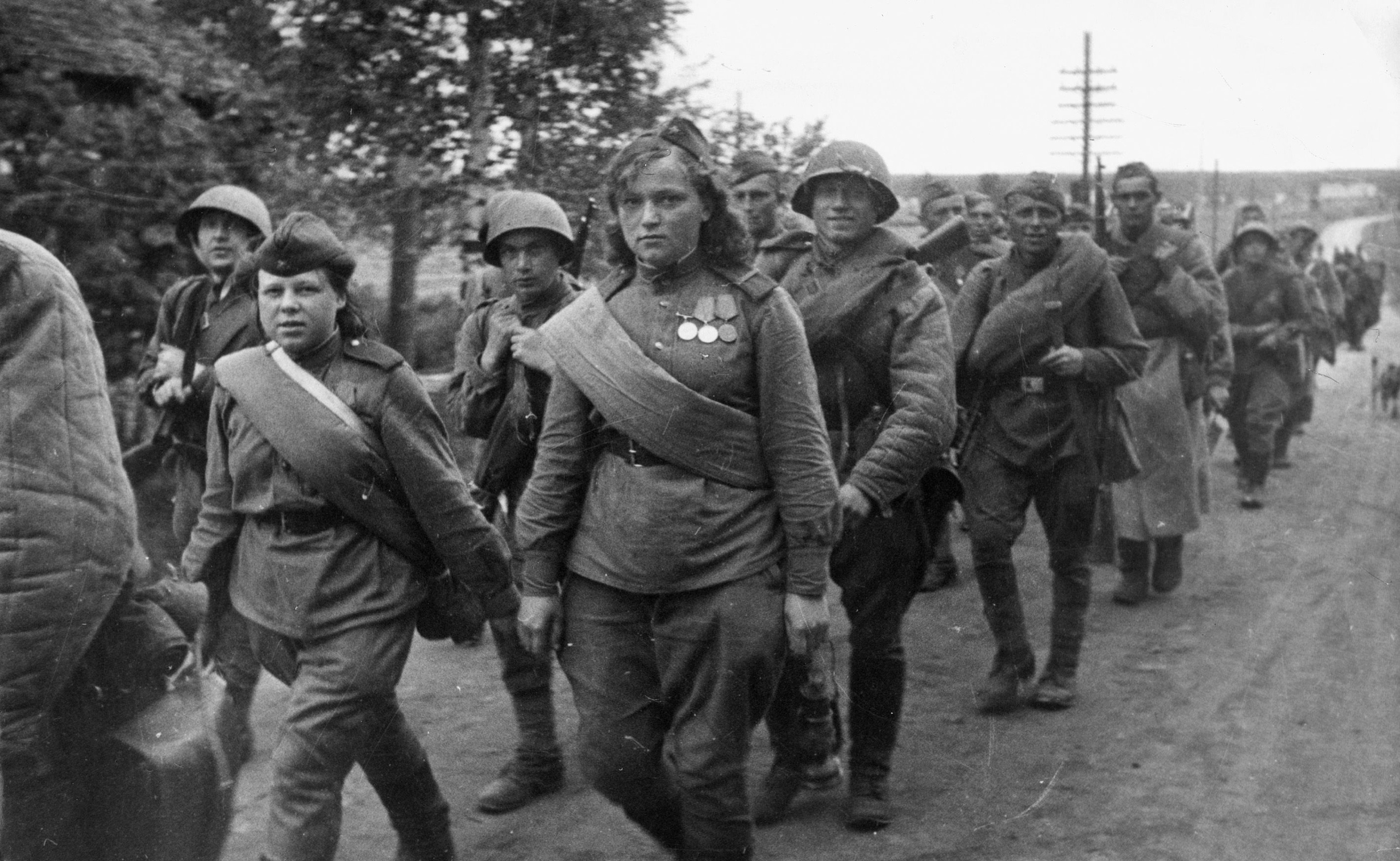 1944年,来自列宁格勒的苏联红军女兵在奔赴三德子的路上