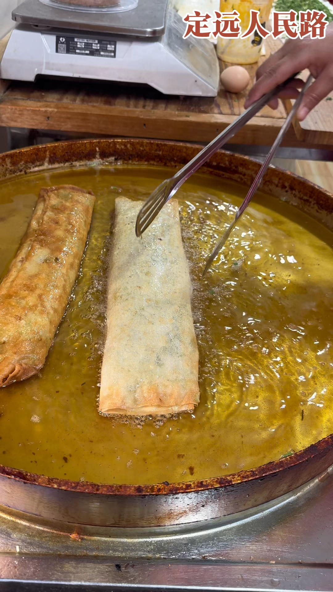 安徽定远街头美食,韭菜盒子8块钱一个!吗