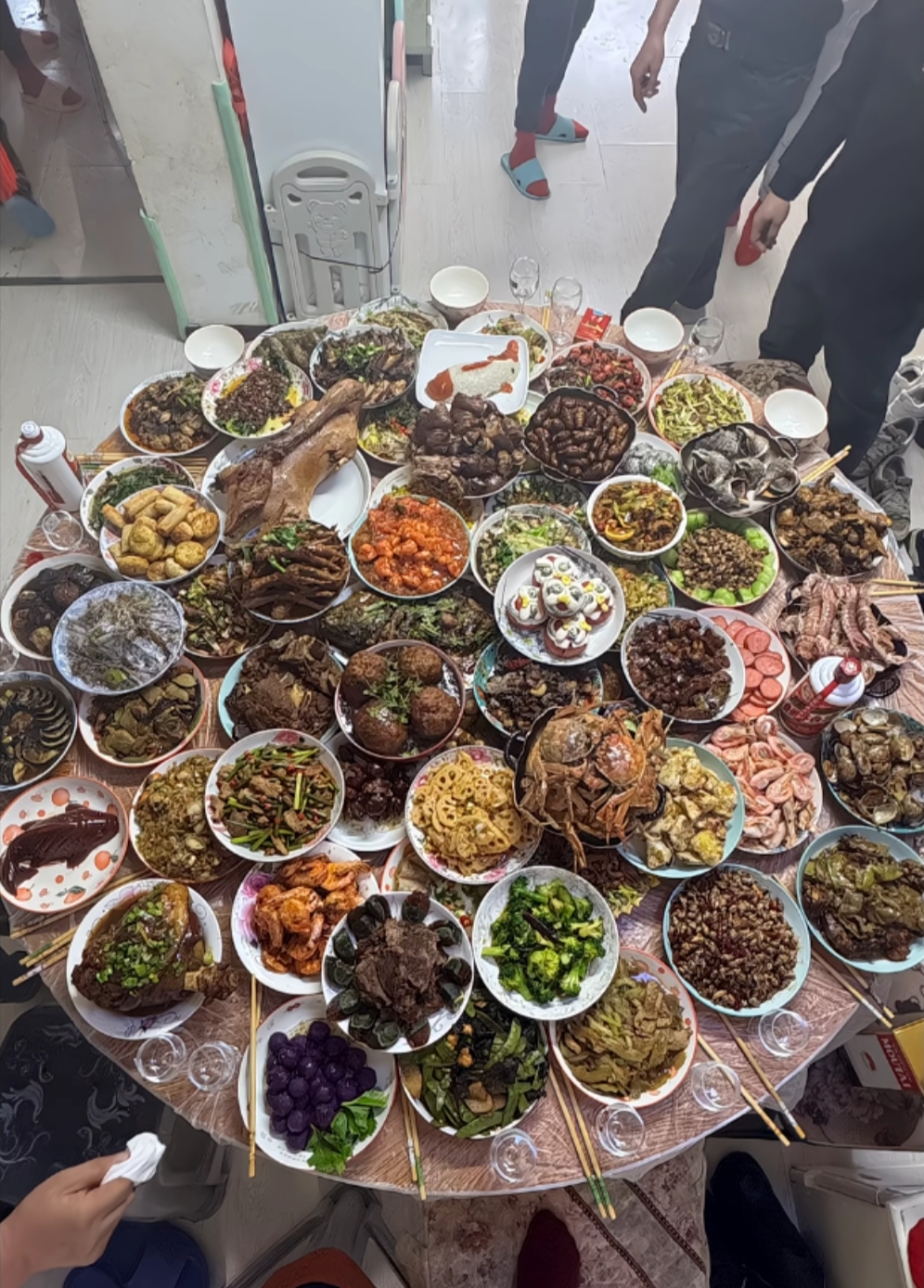 摆一桌图片东北满桌子菜五棵树镇年夜饭图片年夜饭摆盘东北大转盘桌上