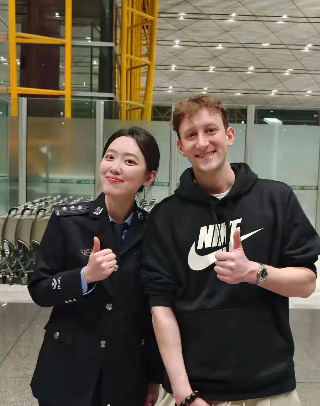 大学日本研究专业毕业是一家美国明尼苏达阿波利斯典当行的店主