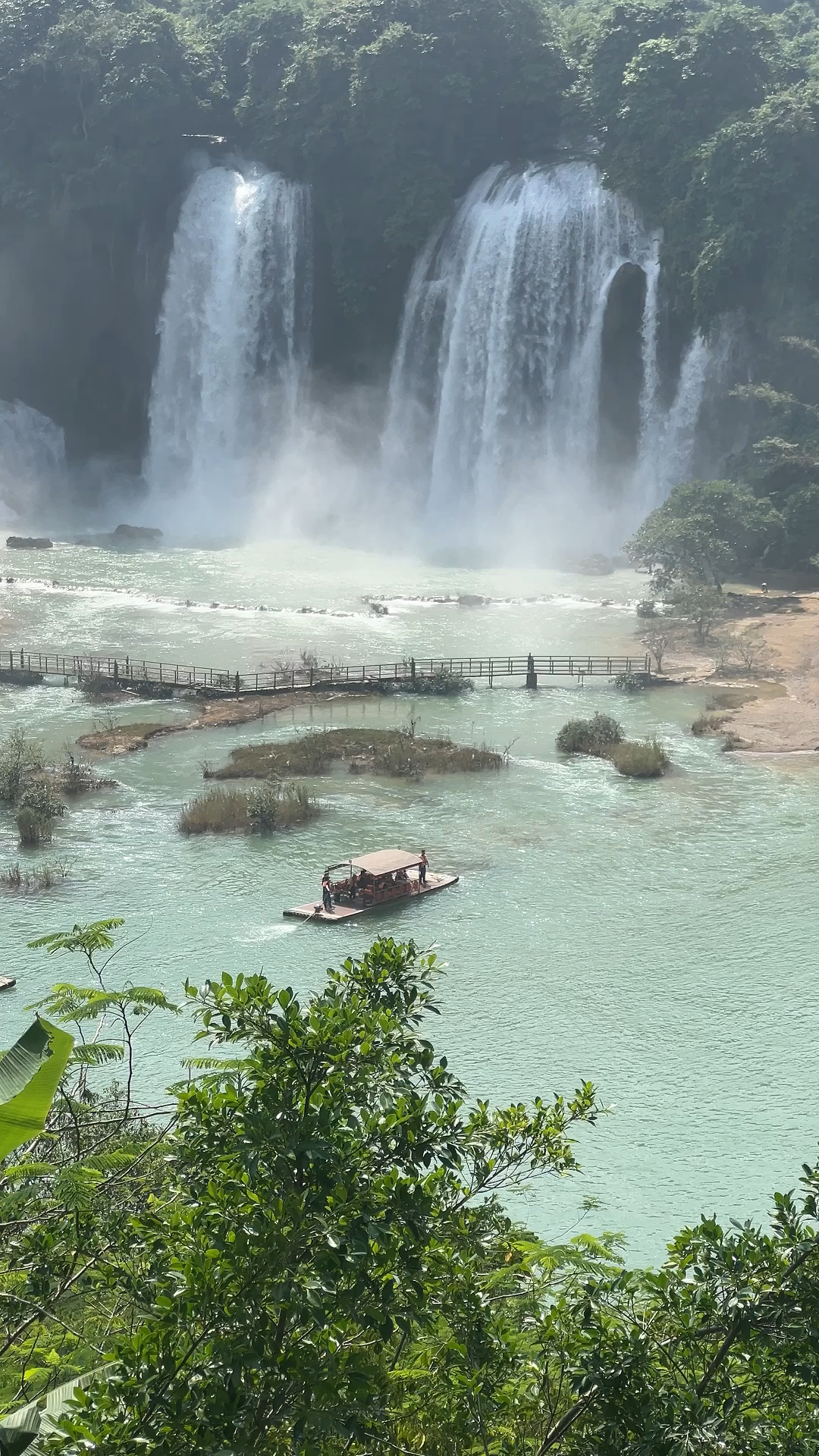 广西德天跨国瀑布,位于中越边境,是亚洲最大的跨国瀑布
