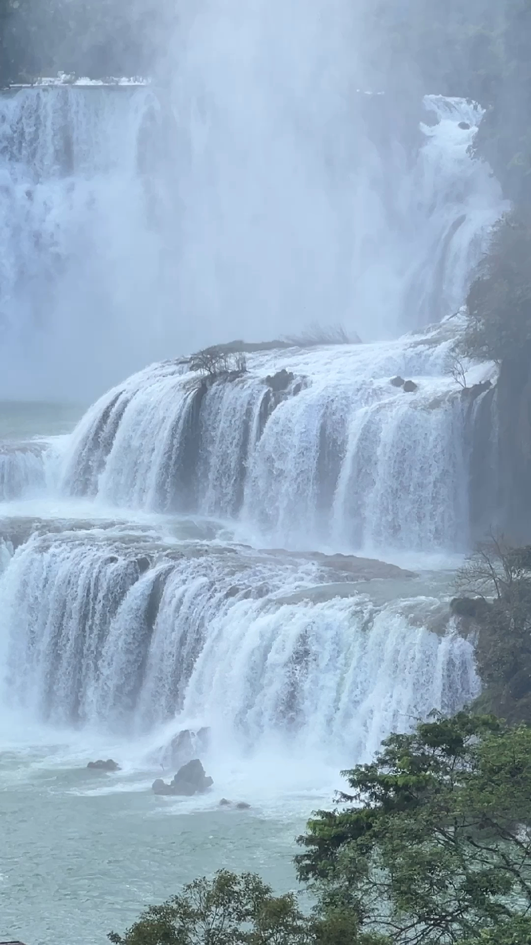 广西崇左德天跨国瀑布,飞流直下气势磅礴