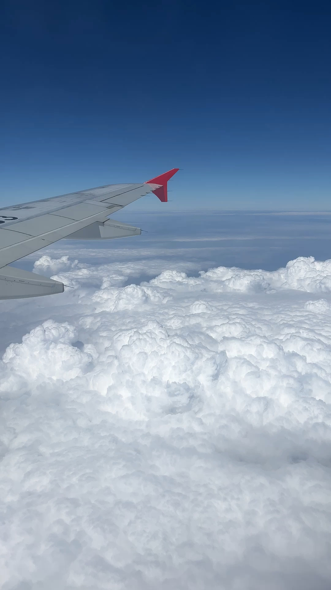 万米高空的飞机上航拍蓝天白云