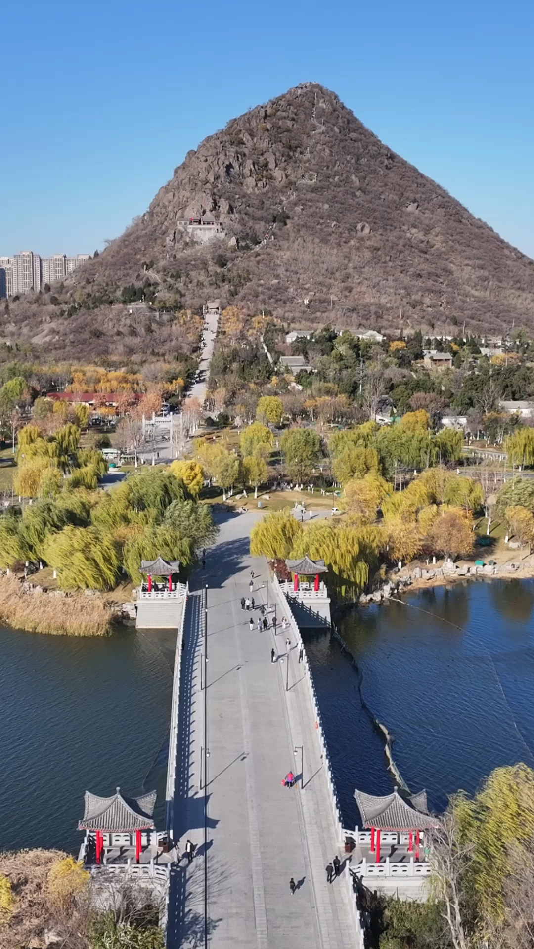 航拍济南华山,又称华不注,平地突起山峰,远看很像一座大墓