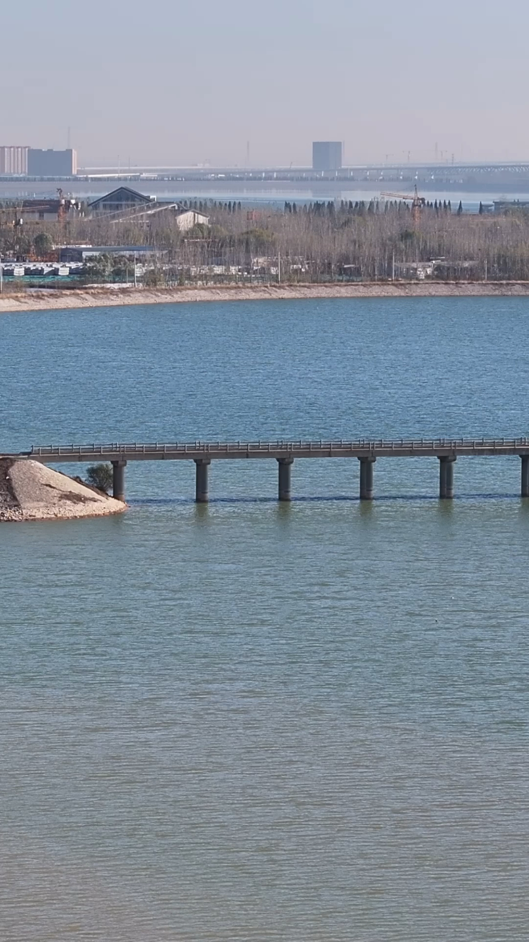 航拍济南黄河鹊山水库沉砂池,很多候鸟在这里过冬