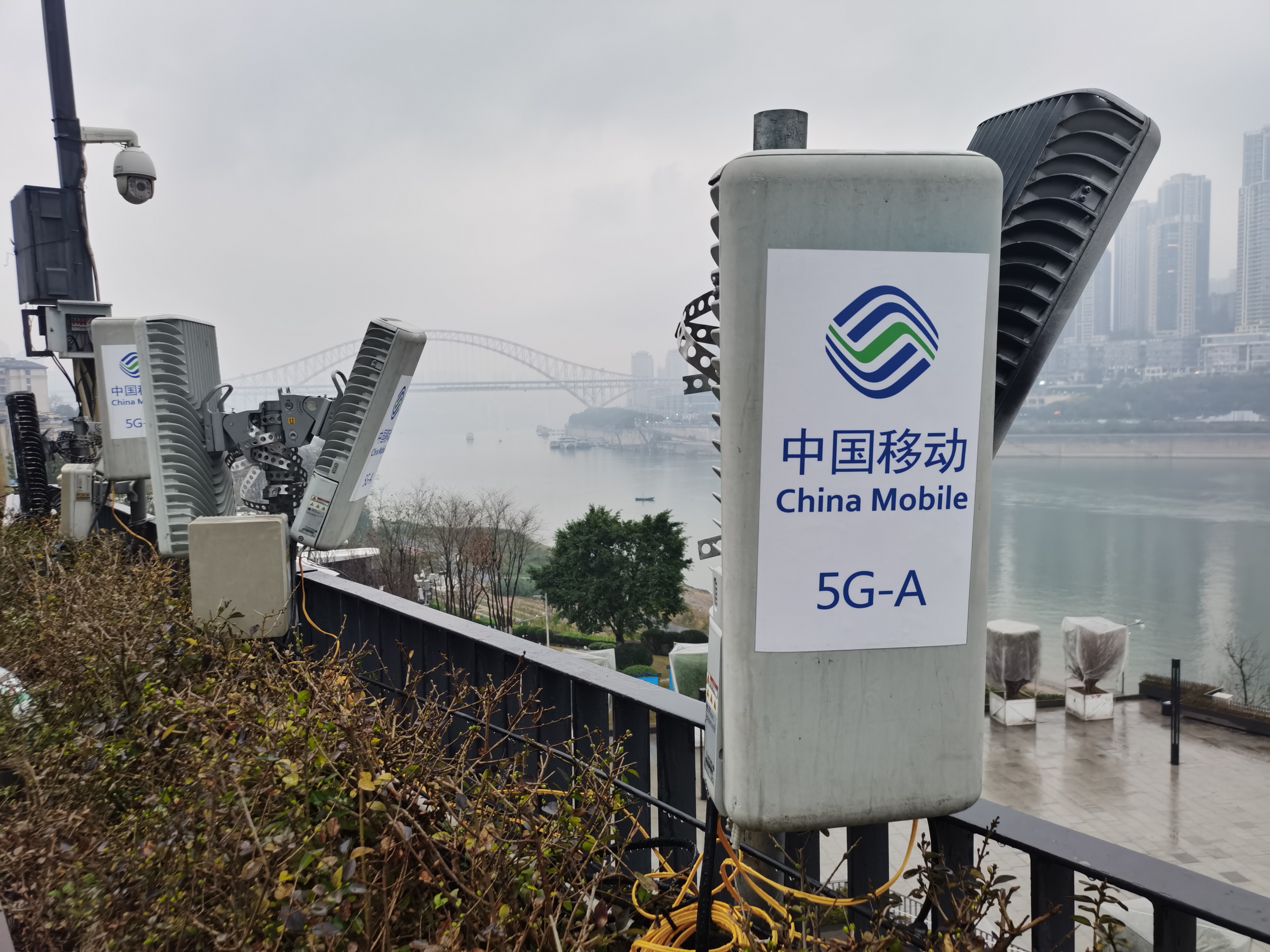 1月31日一大早,我意外发现重庆大剧院这里冒出来很多新的临时5g基站