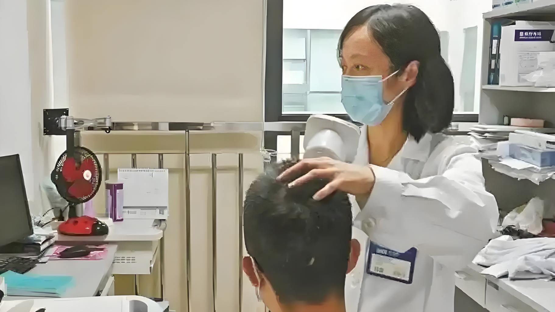 爷爷爸爸还没秃,16岁男孩秃头了,医生称属于休止期脱发!