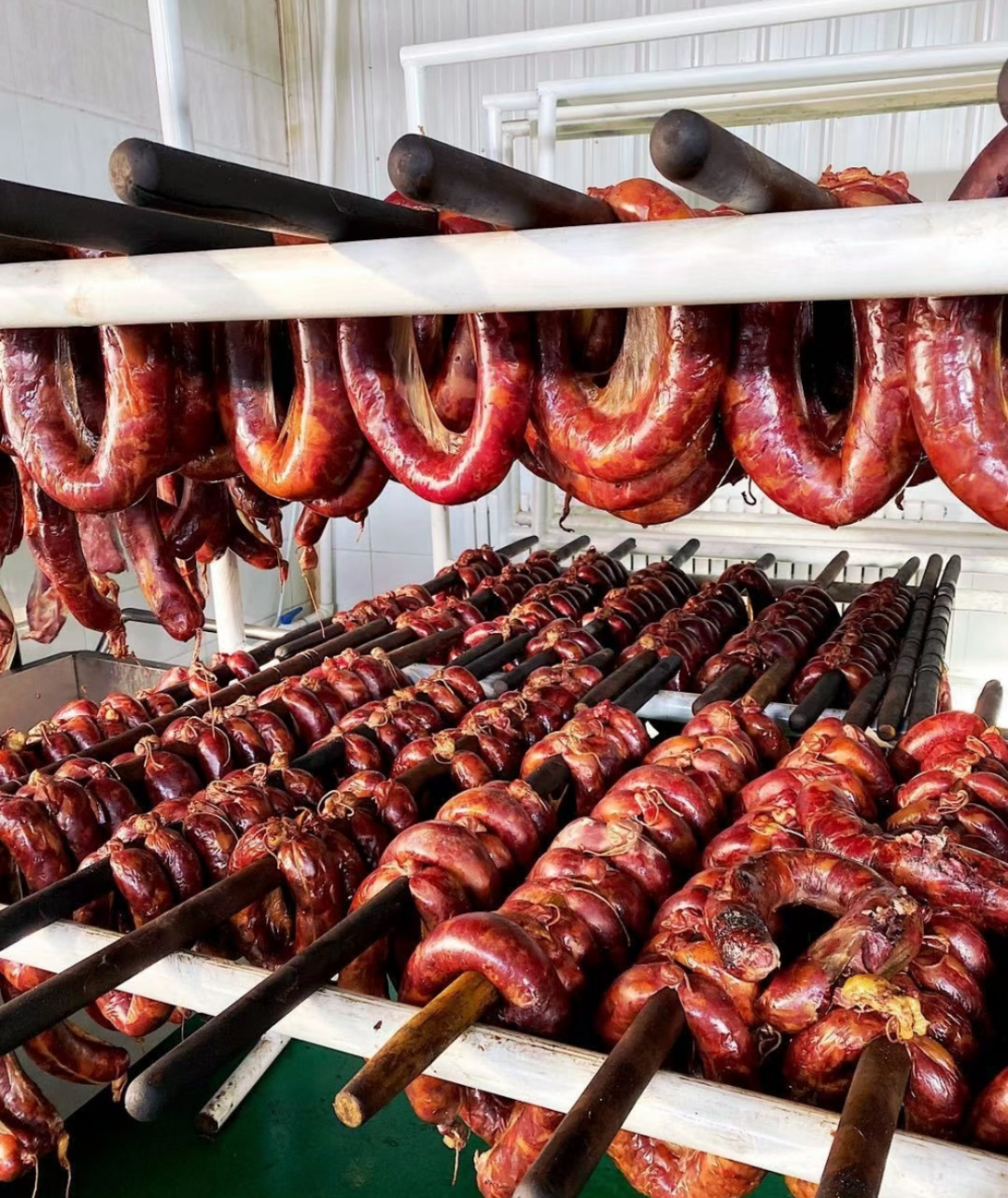 今日美食日记:熏马肠 熏马肠是新疆哈萨克族的传统美食,以下是熏马肠