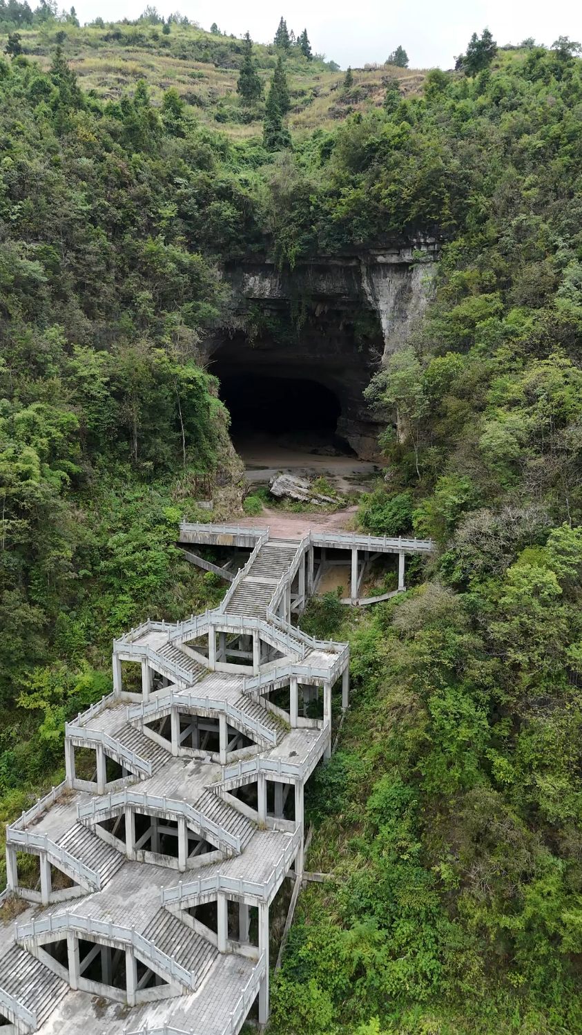 贵州深山发现神秘山洞,建了一条长长的云梯,洞口还停着一辆铲车