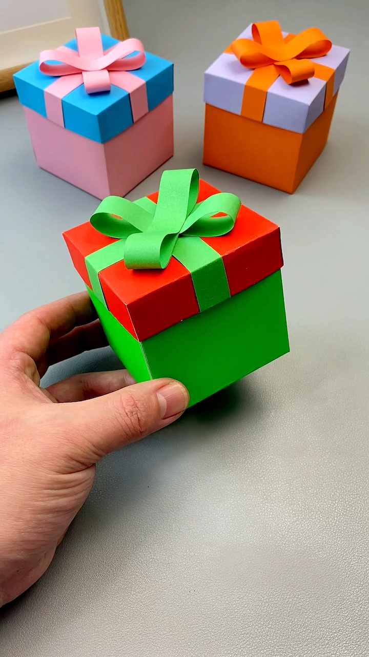 圣诞节快到了,教你用两张彩色卡纸制作简约有爱的圣诞礼物包装盒