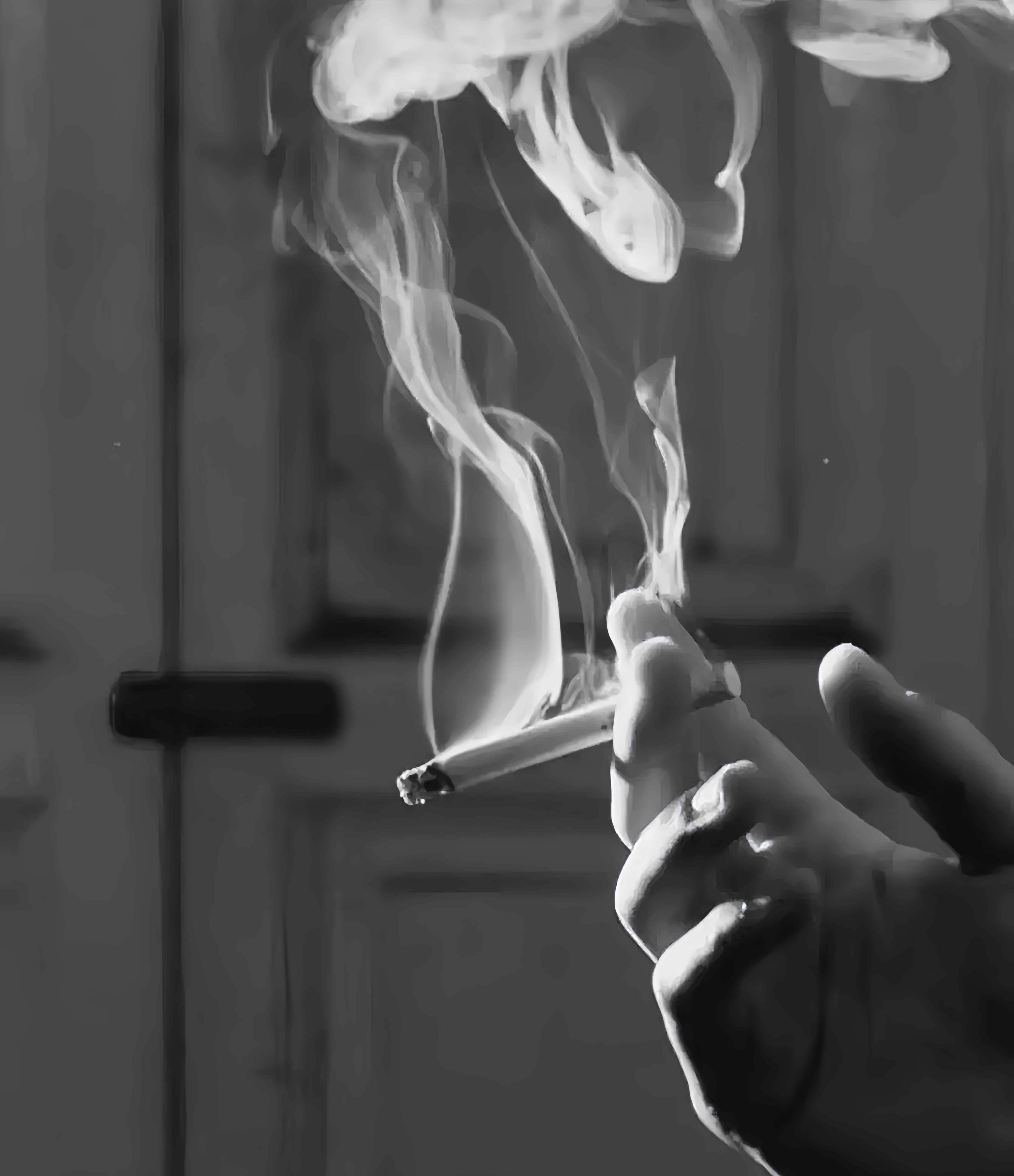 00 后的孩子很少有抽烟的,别说抽烟了,就是闻到烟味儿都是一脸的厌恶