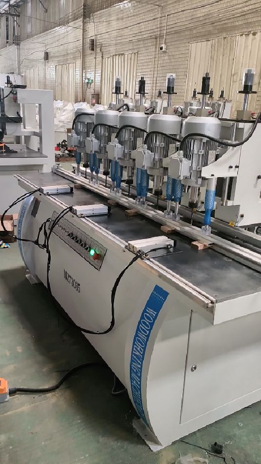 铝型材多头钻孔机,孔的位置可以调节