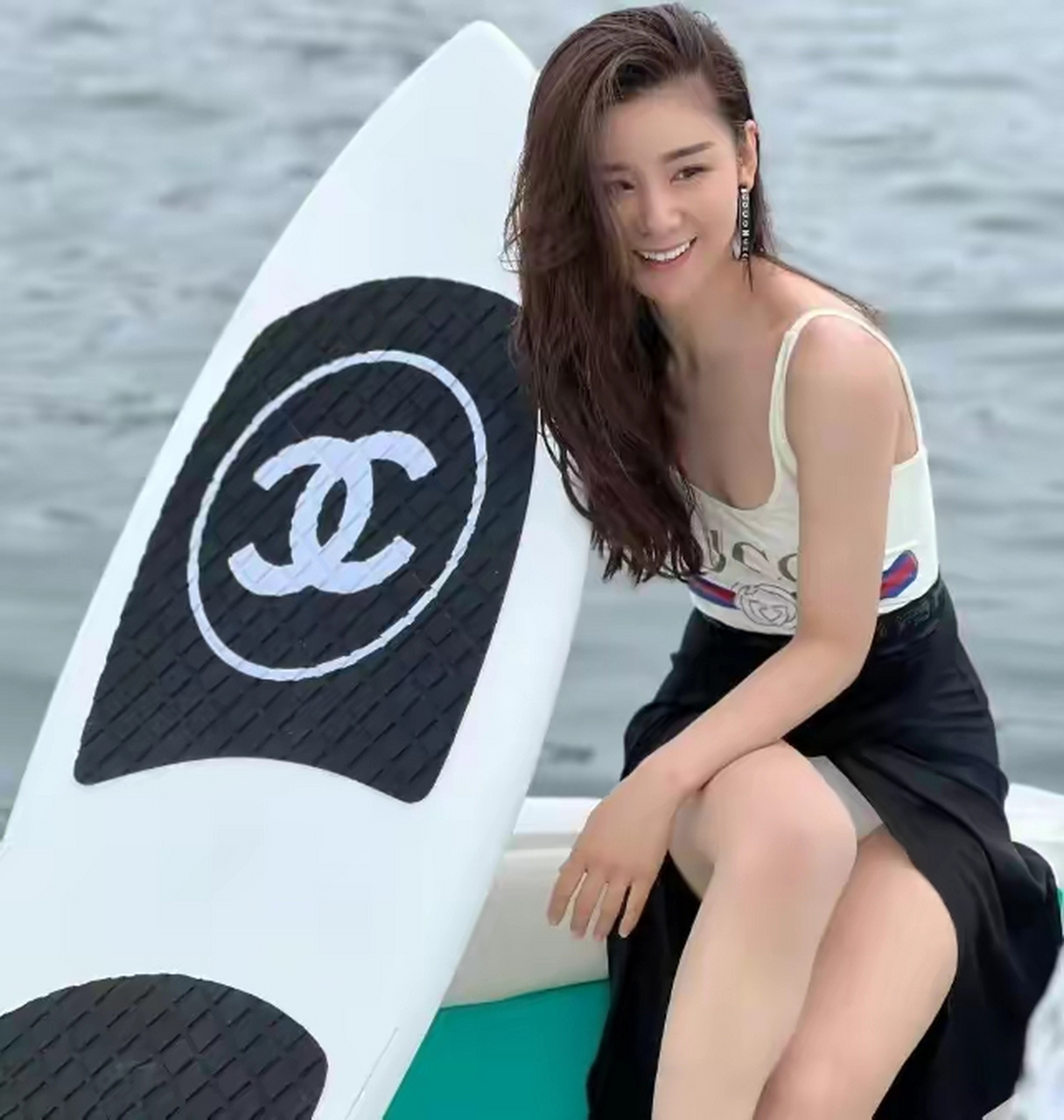 王雷夫妇玩冲浪,李小萌穿2800连体泳衣身材吸睛,二人对视超幸福