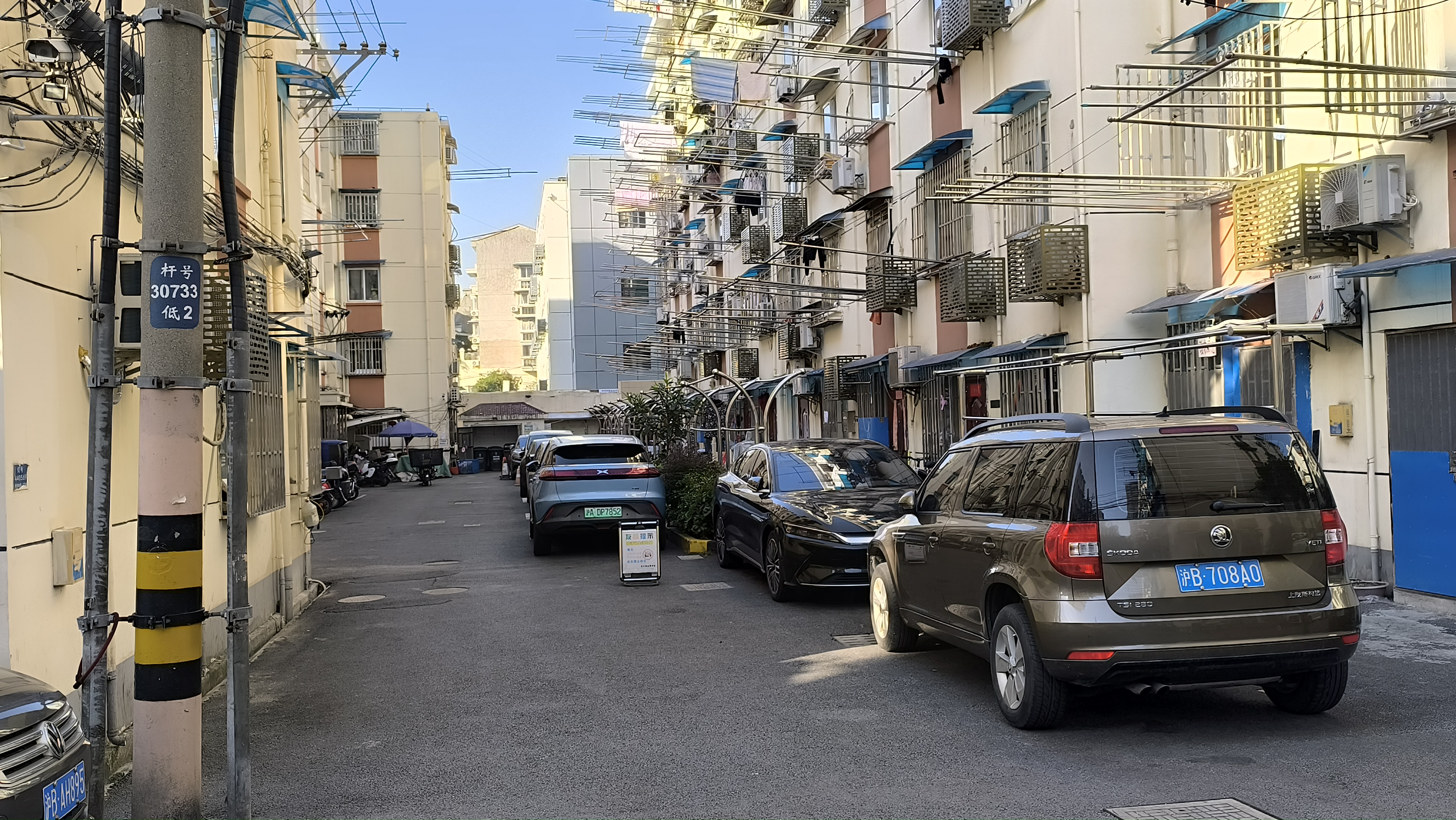 现在我们看到的现在是静安区的小区,这里离人民广场 3 到 4 公里