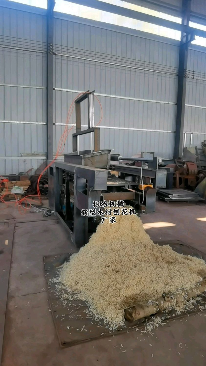 新型平摊式4轴6轴8轴木材刨花机成品用料于板厂宠物垫圈赛马场等