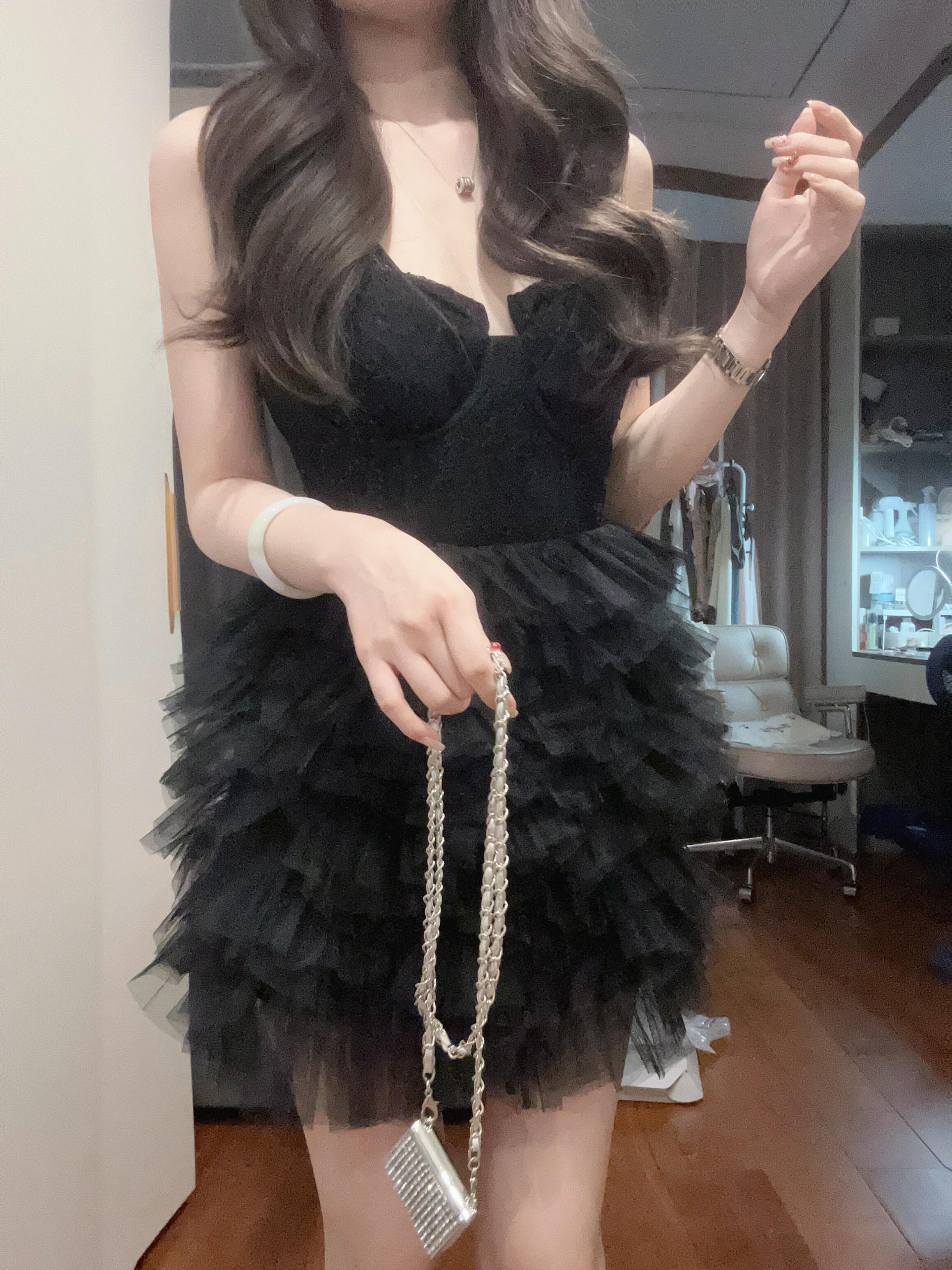 动态连更挑战# 黑色芭蕾吊带,搭上黑色蓬蓬裙,这组合简直绝了!