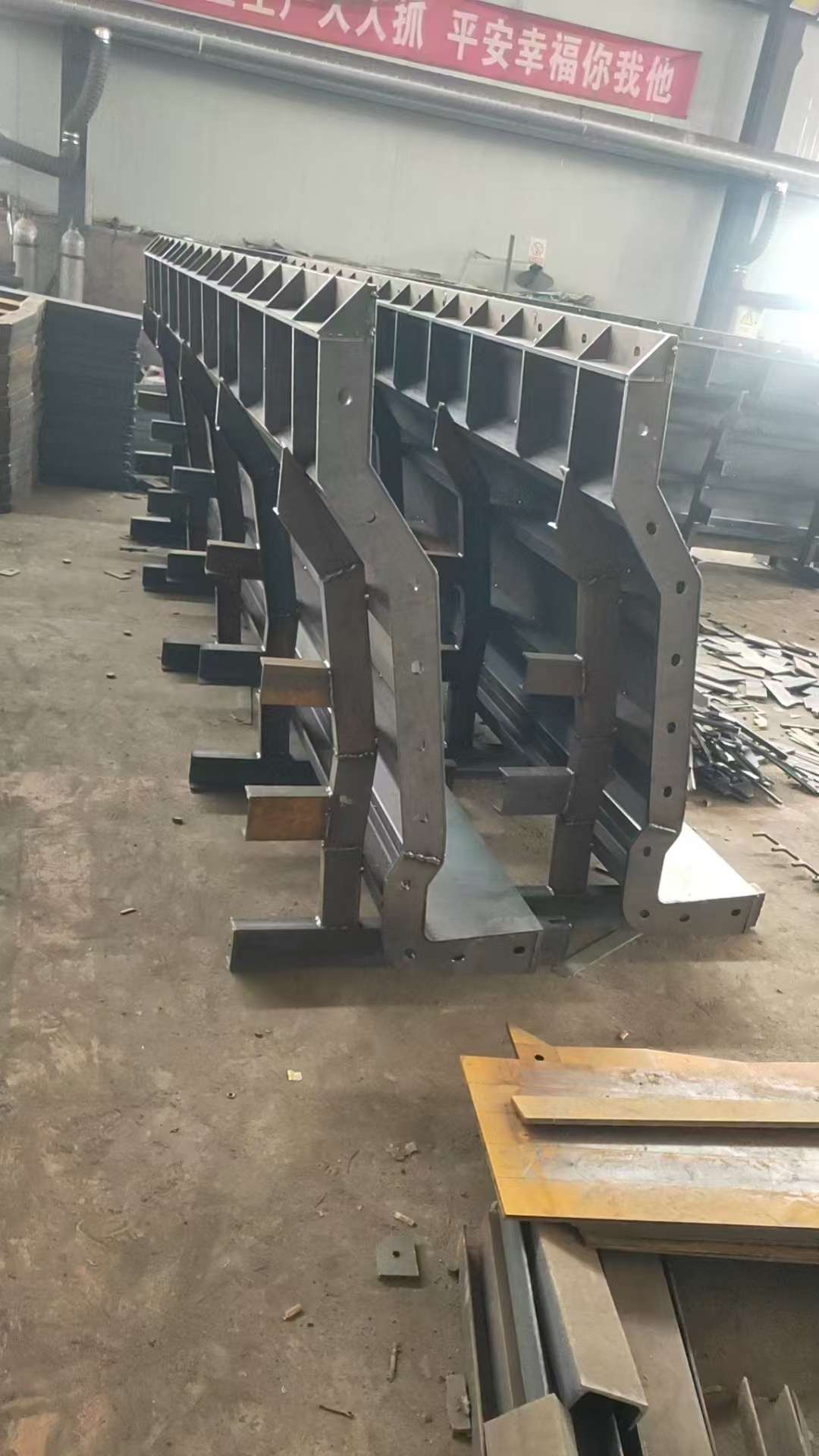 桥梁挡砟板钢模具 挡渣墙钢模具 遮板模具是一种重要的工程材料,主要