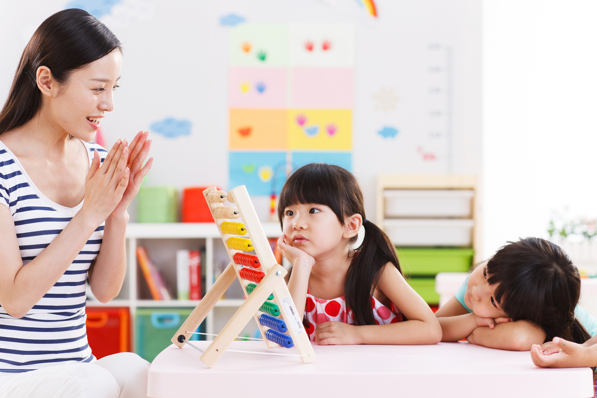 中,爱如同一颗神秘而多面的星球,其光芒既能温柔地照亮孩子前行的道路