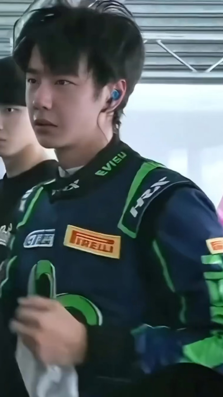 好家伙,王一博摘完头盔摘头套,这一系列动作下来真是给人鲨疯了