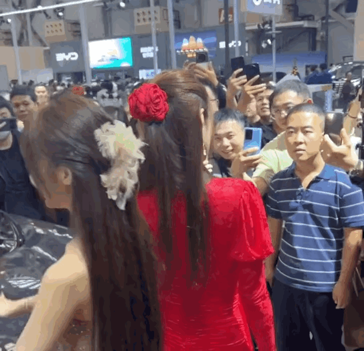 江苏 37 岁条纹哥围观车展看车模！眼神痴迷紧紧挪不开眼，网友纷纷直呼这才是实打实的真性情-有驾
