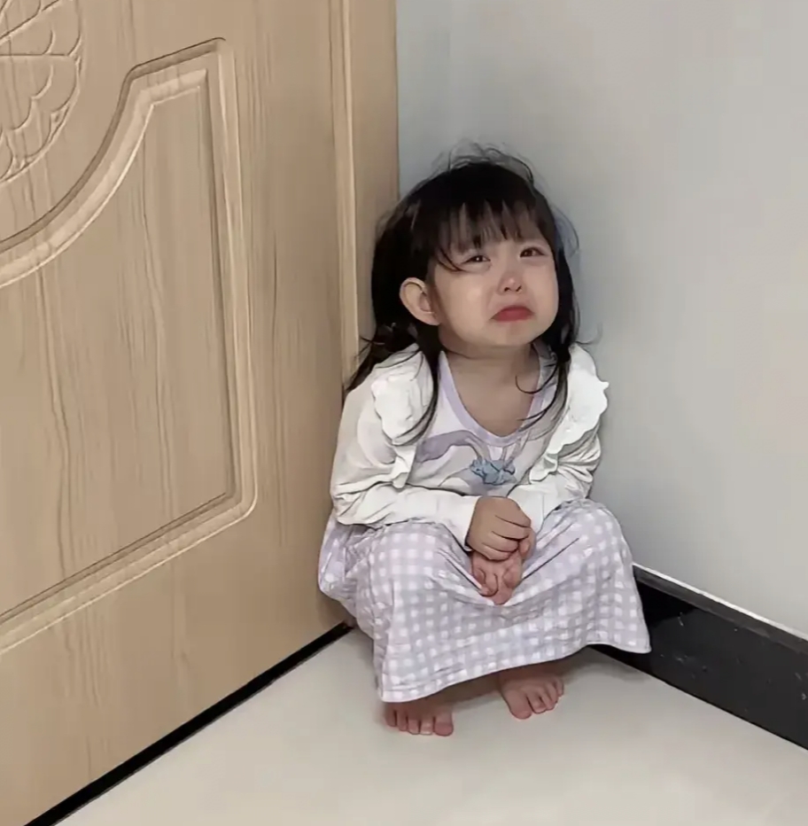 女儿那小小的身子蜷缩着,眼睛里蓄满泪水,哭得小脸涨红,带着哭腔喊