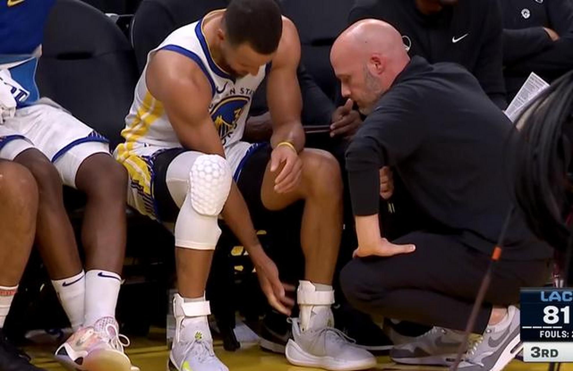 比赛进行到第三节,库里脚踝崴了一下,但不是很严重.