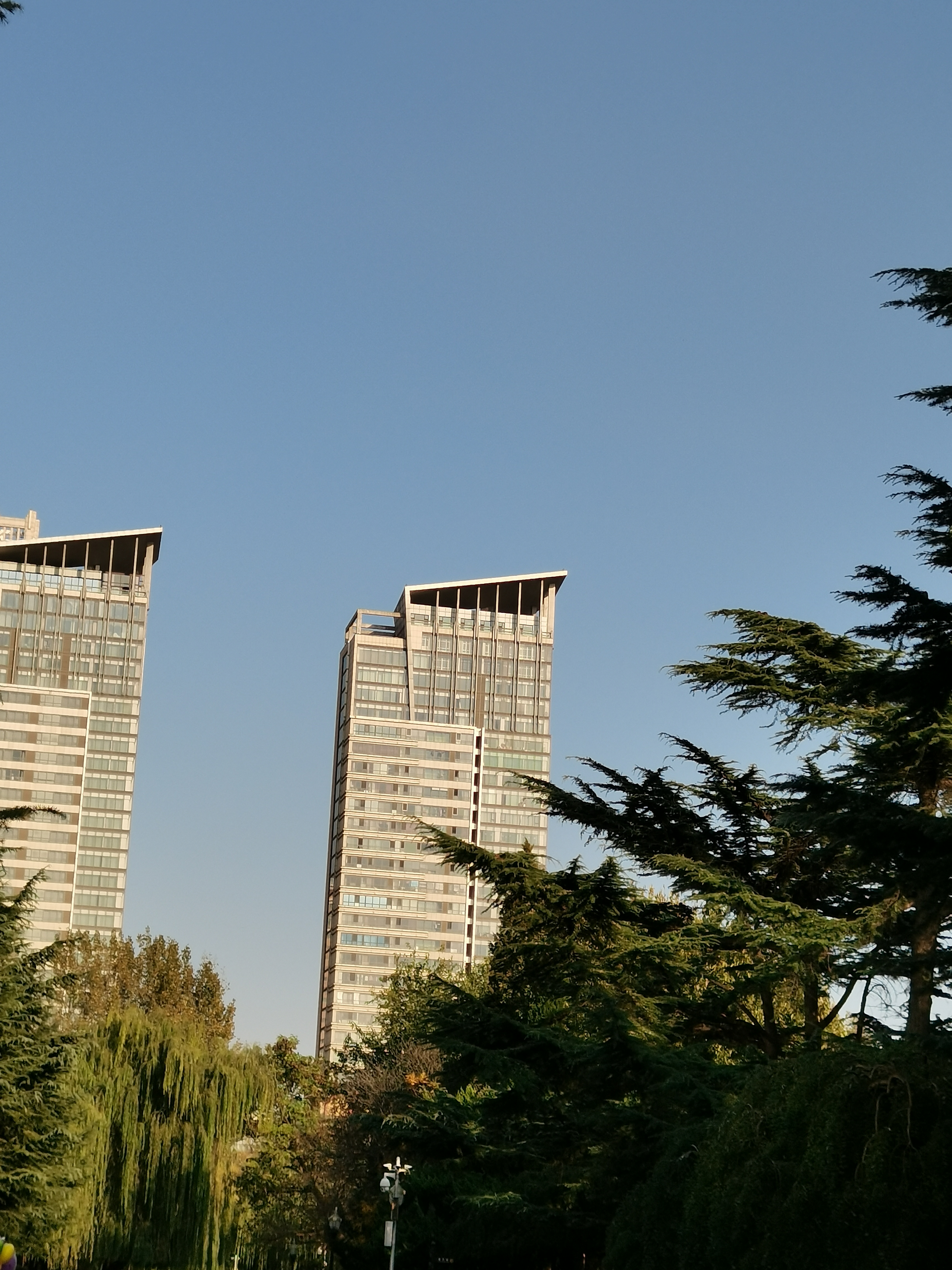 你走路的时候讨厌汽车,你开车的时候讨厌行人,你打工