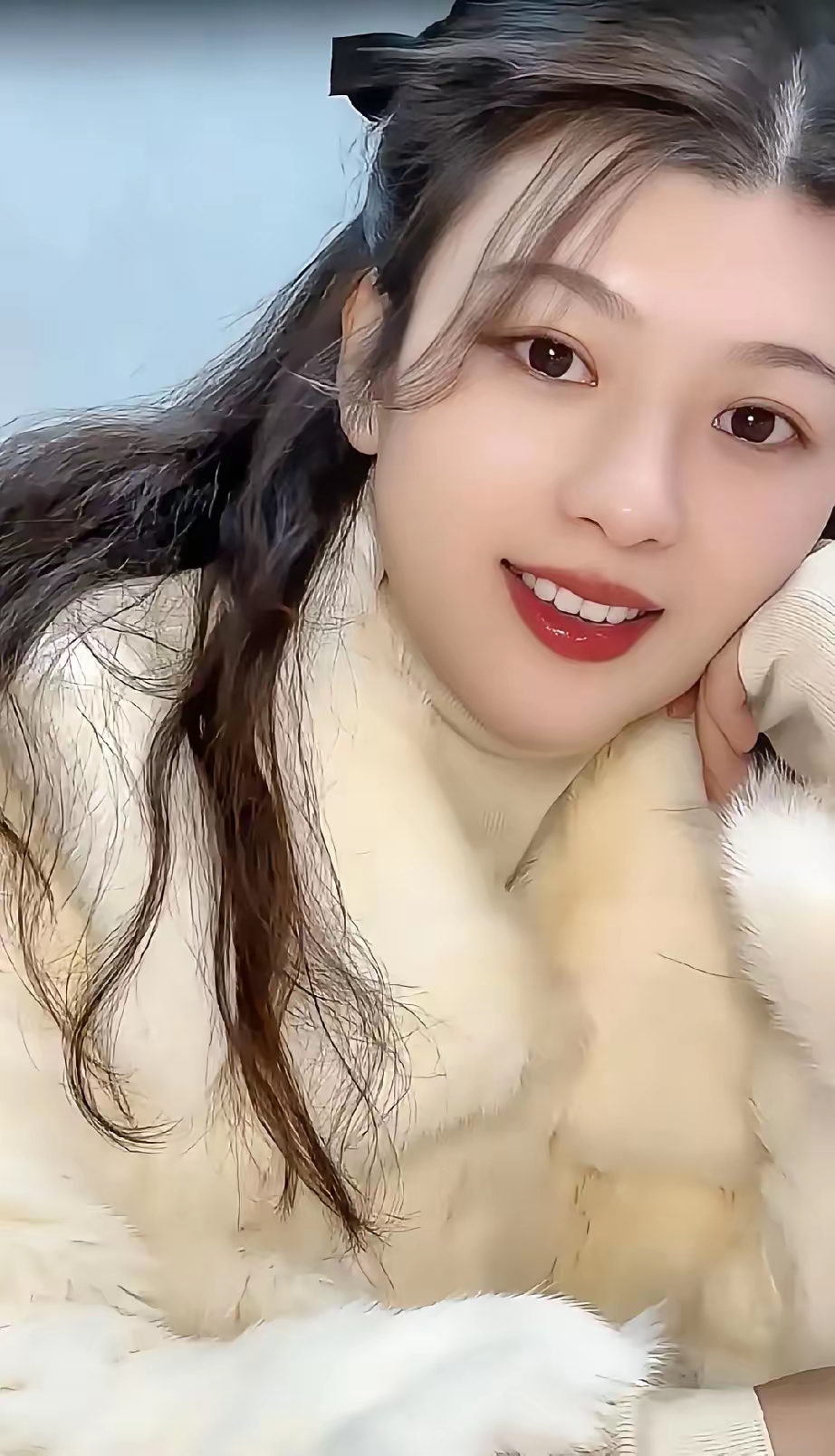 上联:花容月貌映秋水,眸光流盼似星辰,倾城之色难描