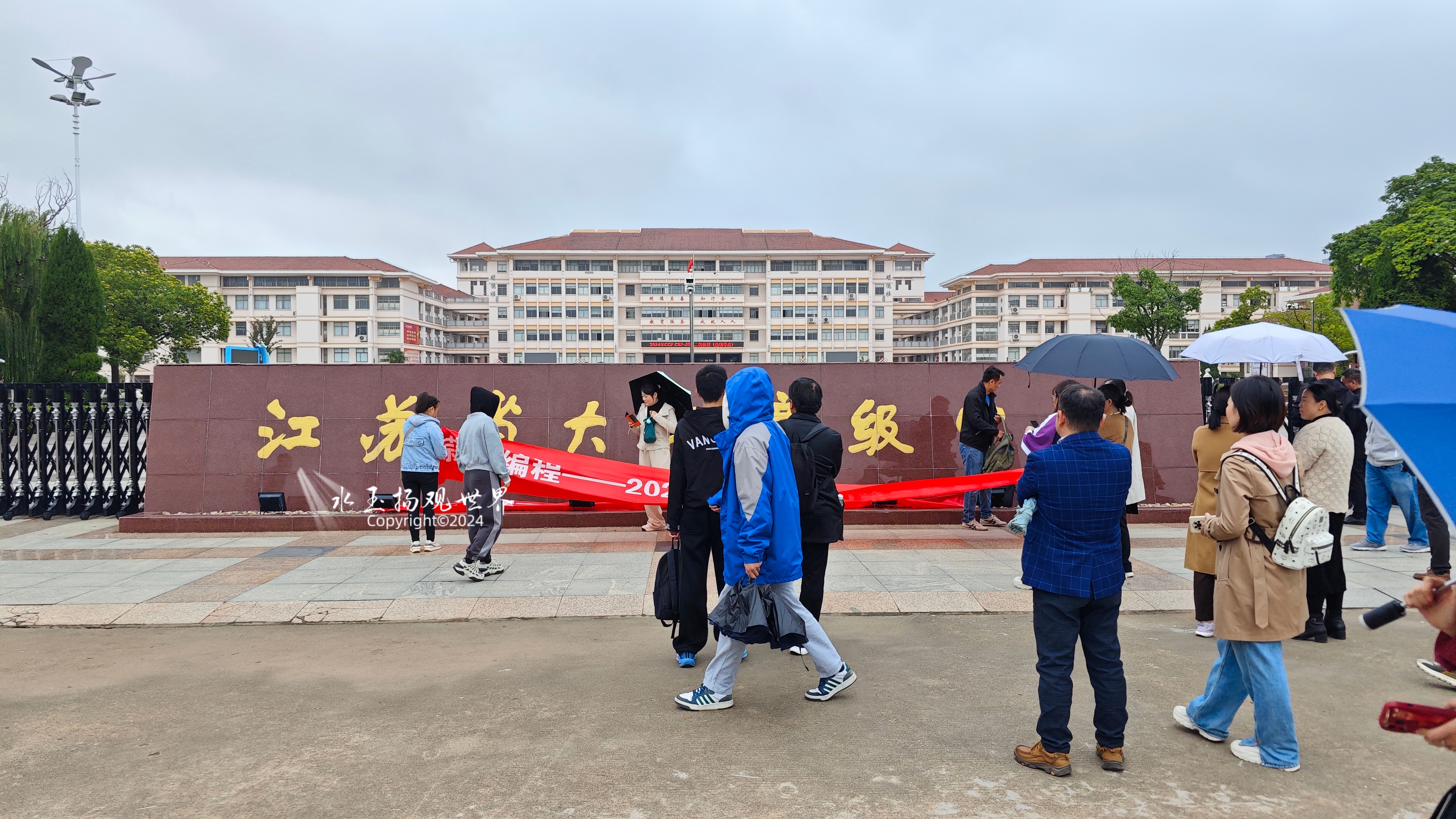 当秋日的晨曦轻轻掀开夜幕的帷幔,又一年的编程奥赛考