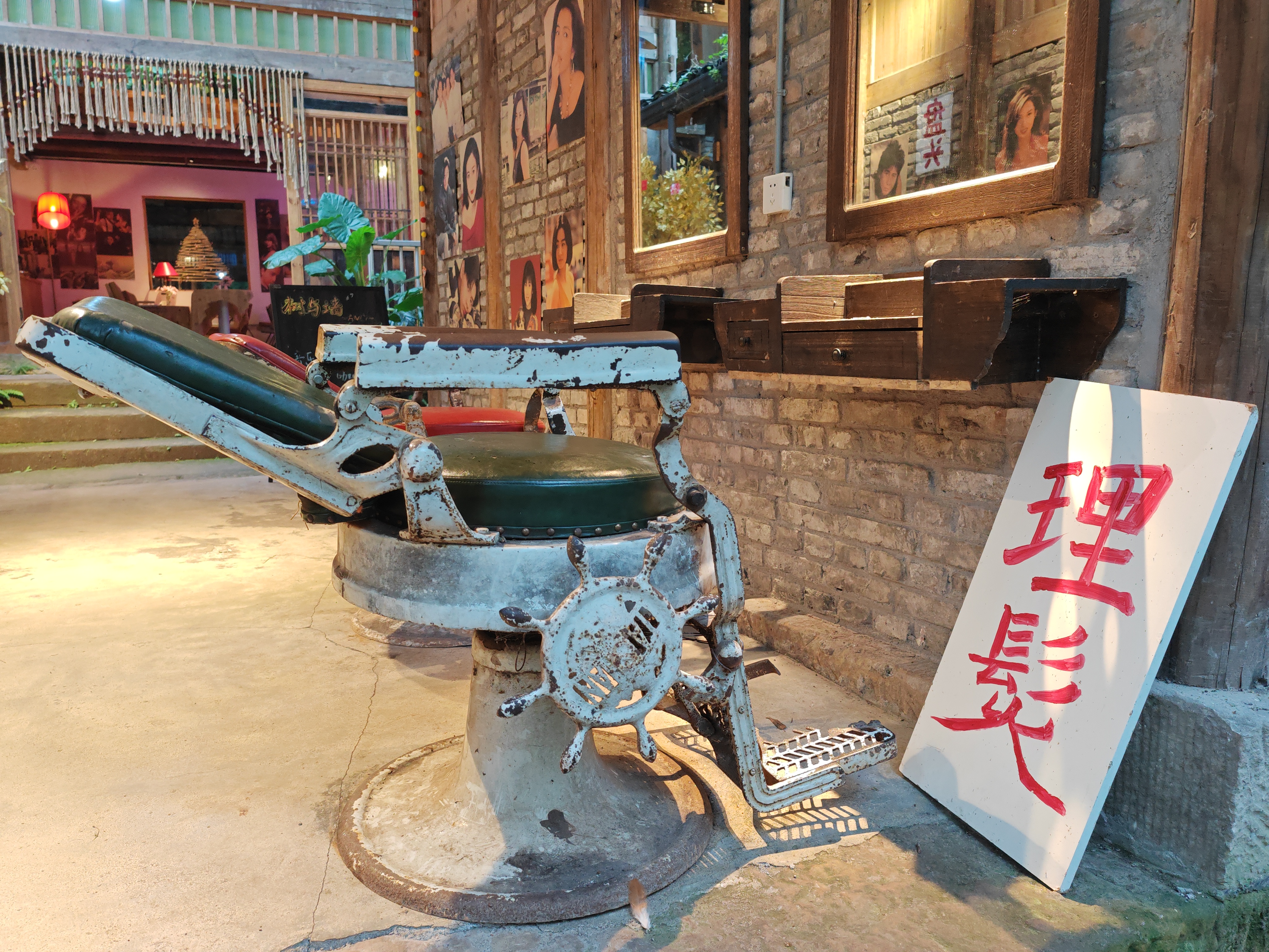 梦见在理发店剪头发剪残了（梦见去理发店剪头发剪坏了很生气） 梦见在剃头
店剪头发剪残了（梦见去剃头
店剪头发剪坏了很气愤
） 卜算大全