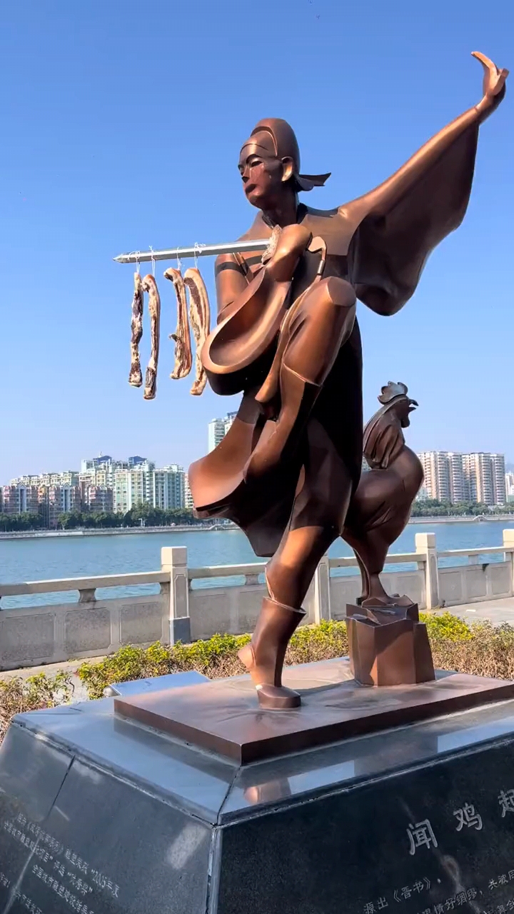 有一座名为"闻鸡起舞"的雕塑,颇为奇特的是剑上竟挂着几条腊肉