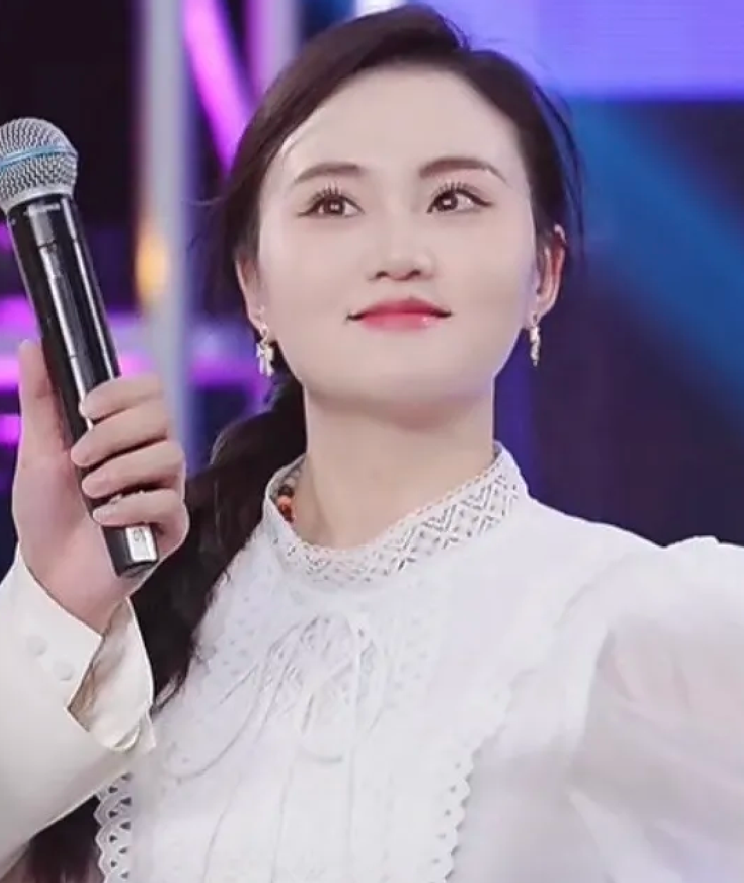 后来,二小姐走向了直播带货,然后结婚生儿育女,身材慢慢走样了,脸型也