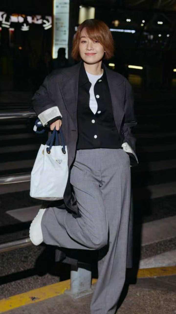 马伊琍米兰时装周机场出发,深灰色长风衣搭配灰色阔腿裤又美又飒