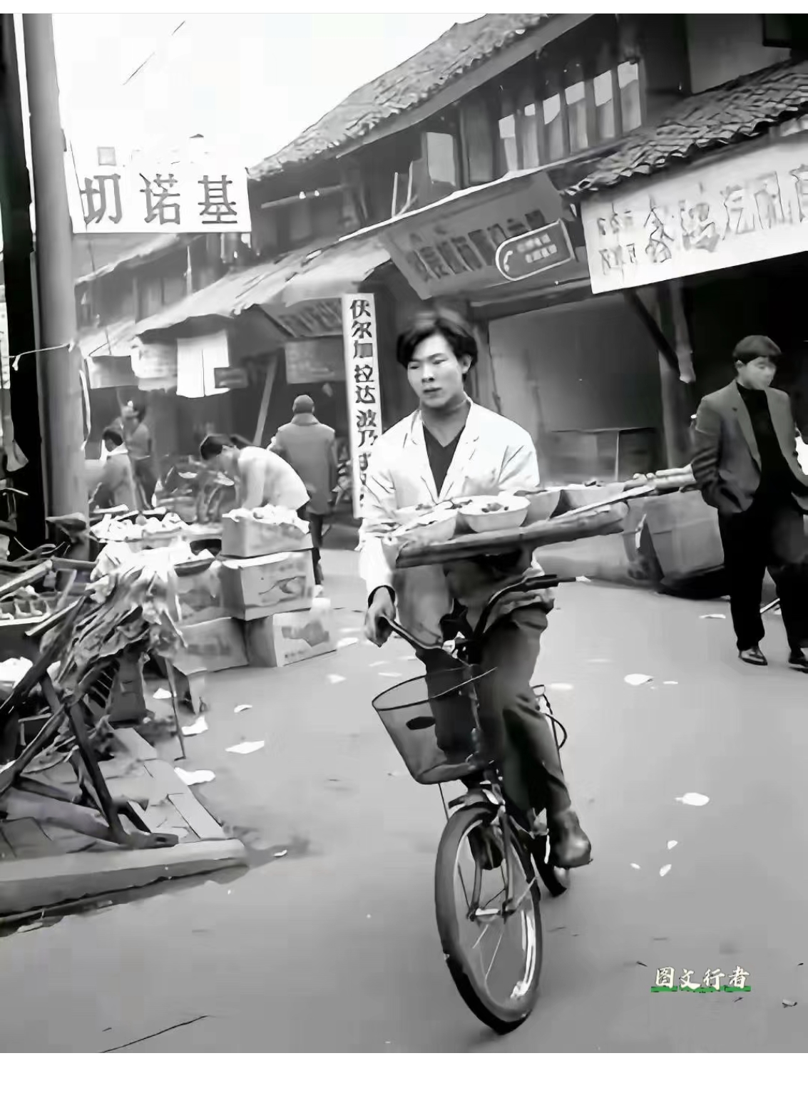 80 年代的成都纱帽街,饭店送餐员骑着自行车送餐