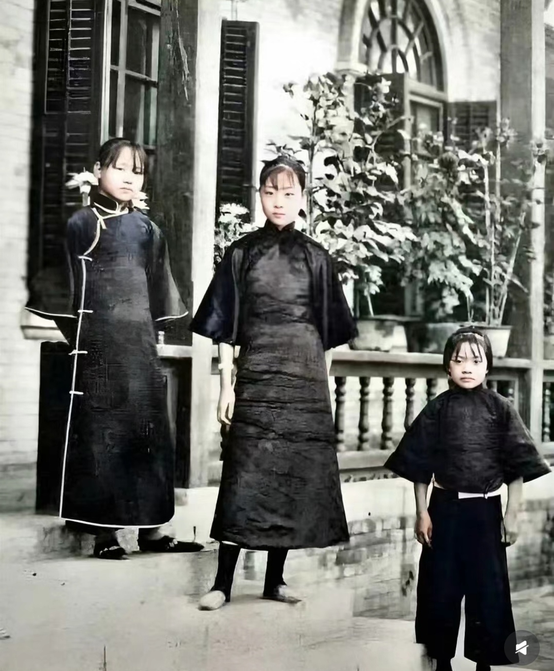 丫鬟则恭顺地立在一旁低眉顺眼