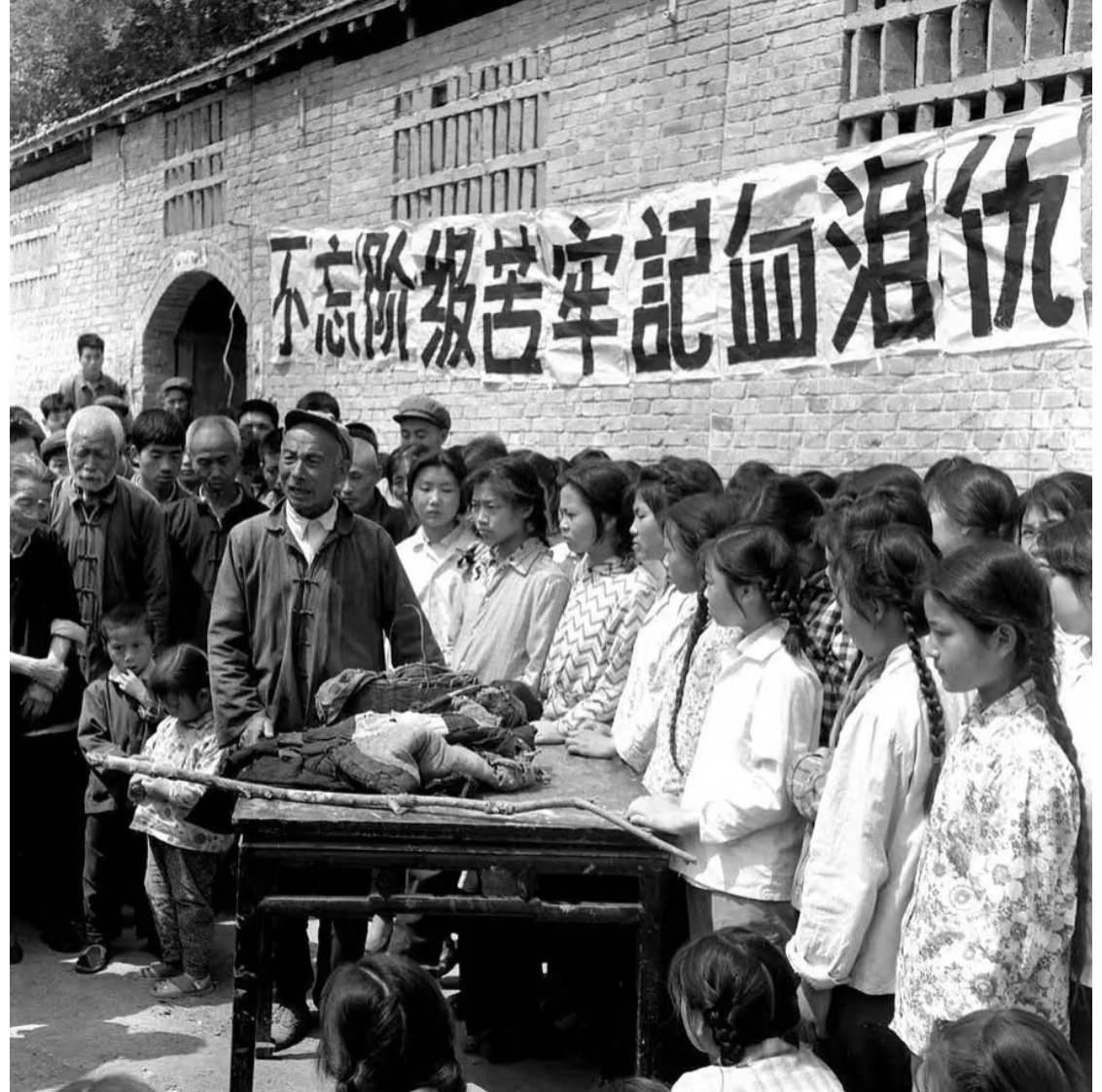 "不忘阶级苦,牢记血泪仇"的标语下,人们被卷入时代的浪潮,一些人被