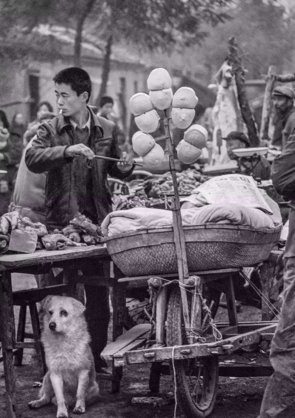 其作品堪称"中国民生图像史",摄影生涯超五十载,从上世纪六七十年代起