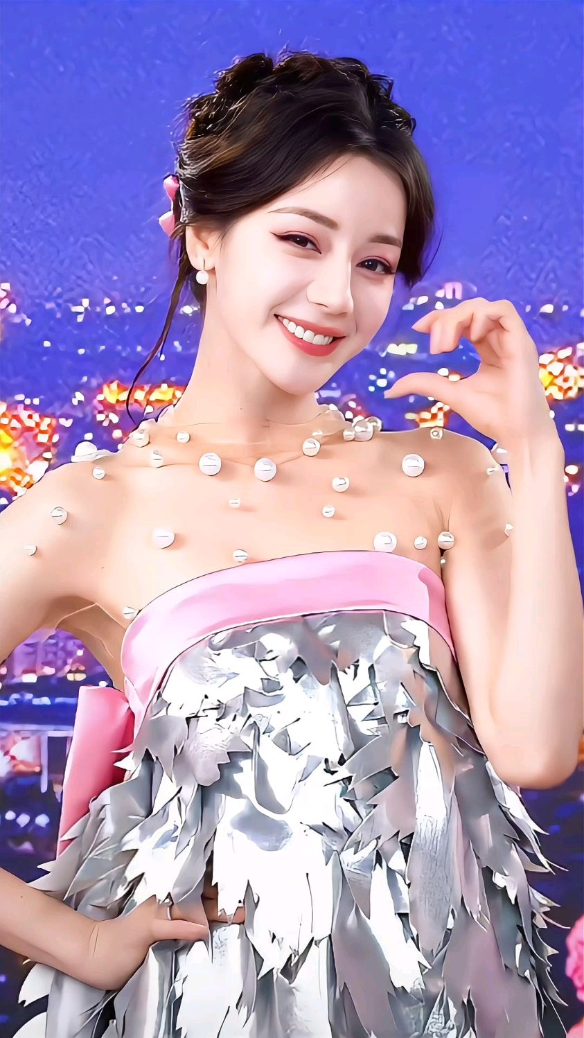 迪丽热巴珍珠亮片抹胸裙,好美的珍珠公主,随手一截都是绝美瞬间