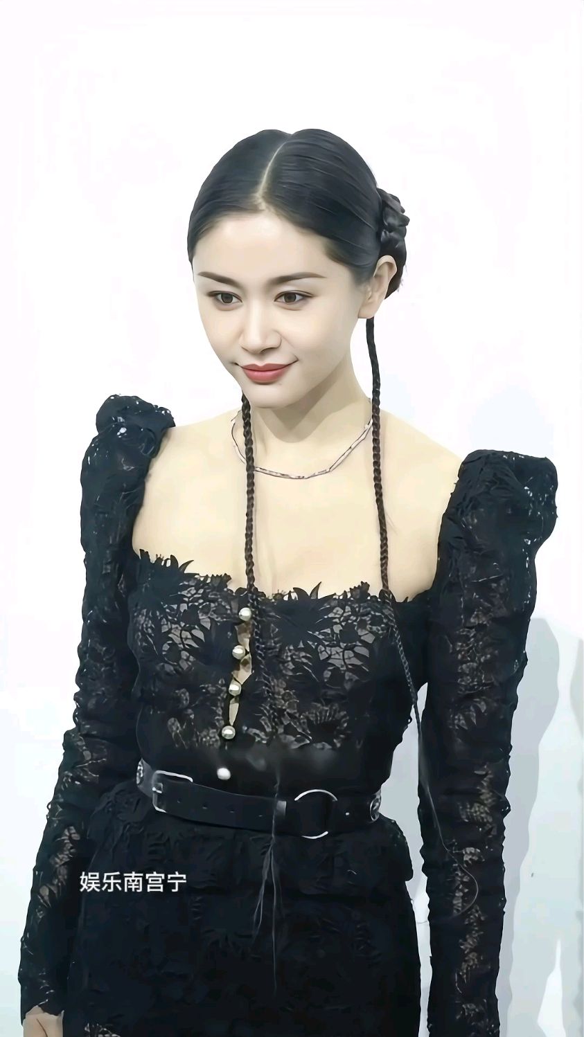 王子文一袭黑色蕾丝连衣裙,优雅贵气,性感尤物