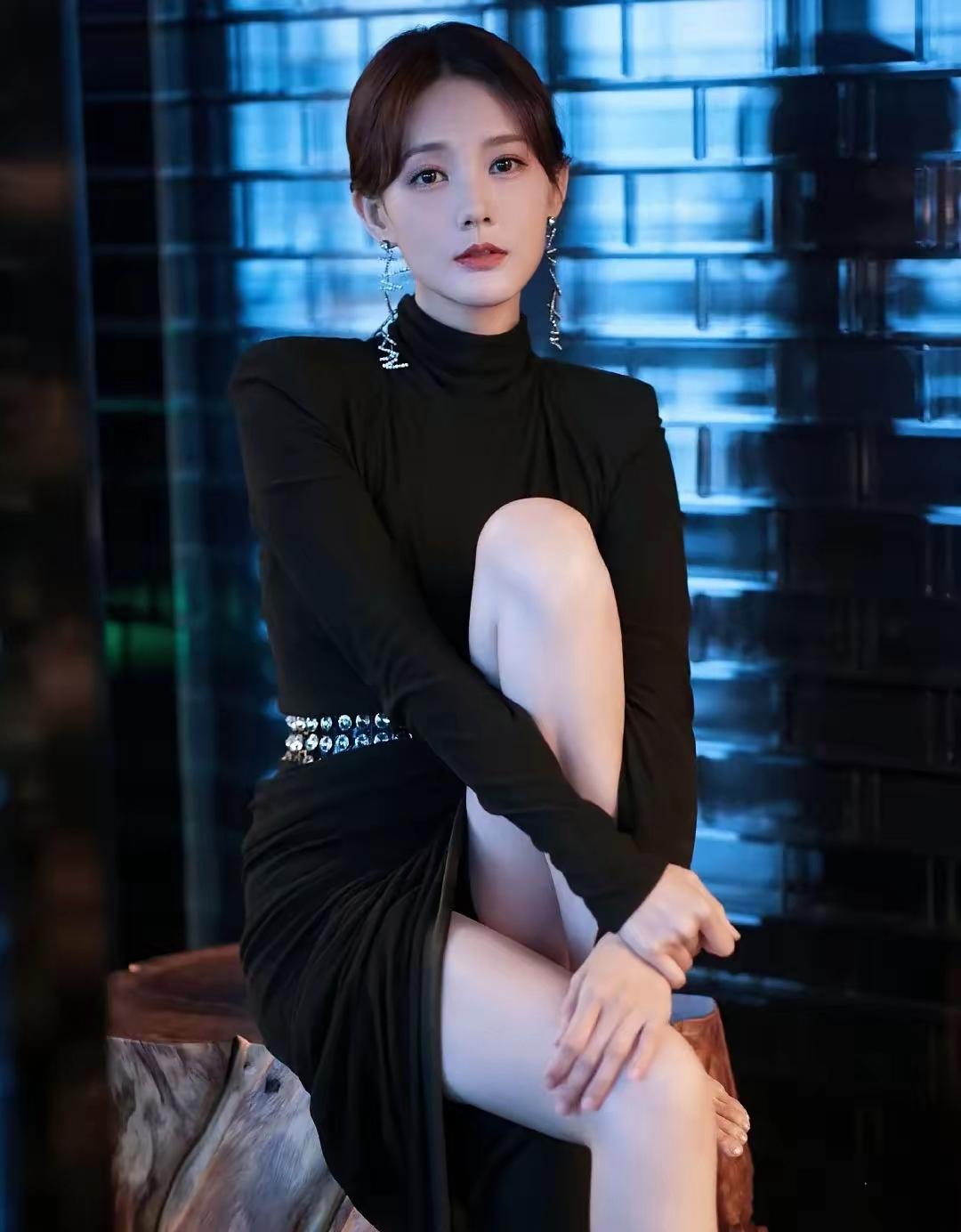 李一桐的一组写真美照,一身全黑开叉连衣裙,肤白貌美,烈焰红唇  不得