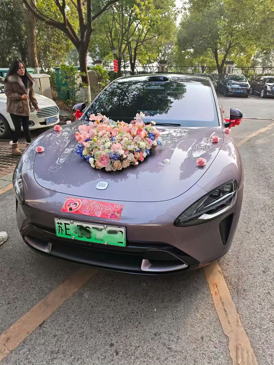 小米su7婚车车队 这不比一排帕拉梅拉拉风多了辨识度高多了