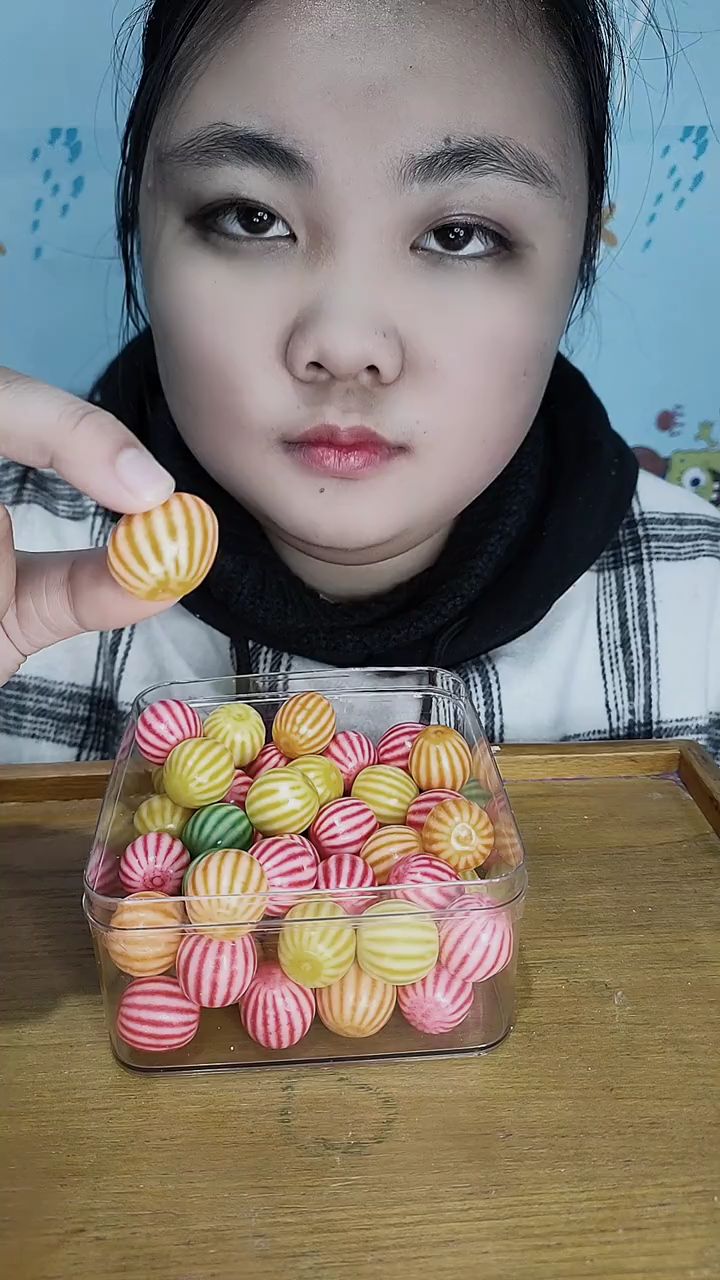 这个小妮子在吃什么