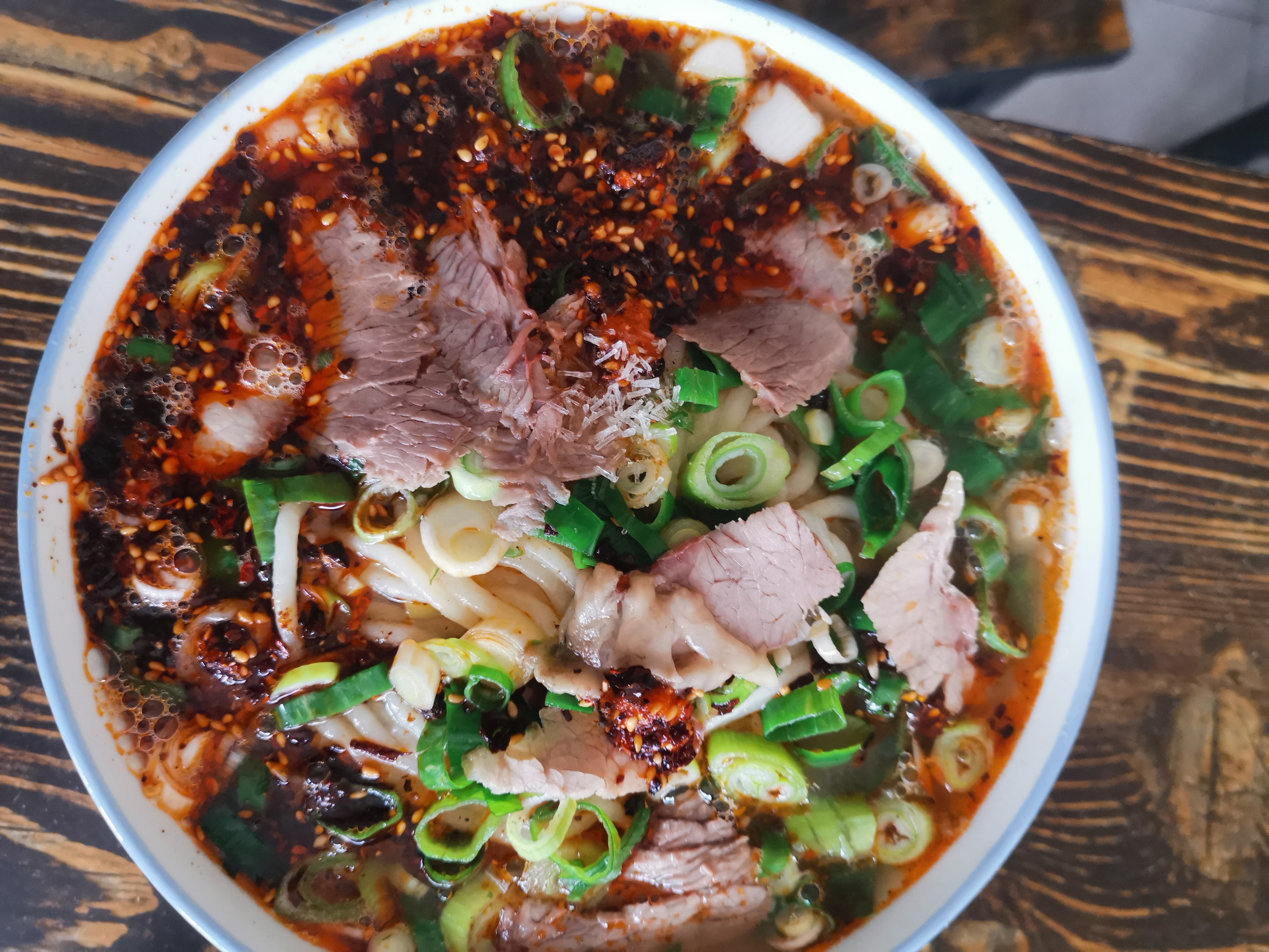 终于有机会吃了一次郏县的饸络面,辣椒香辣,羊肉汤鲜美,面条筋道