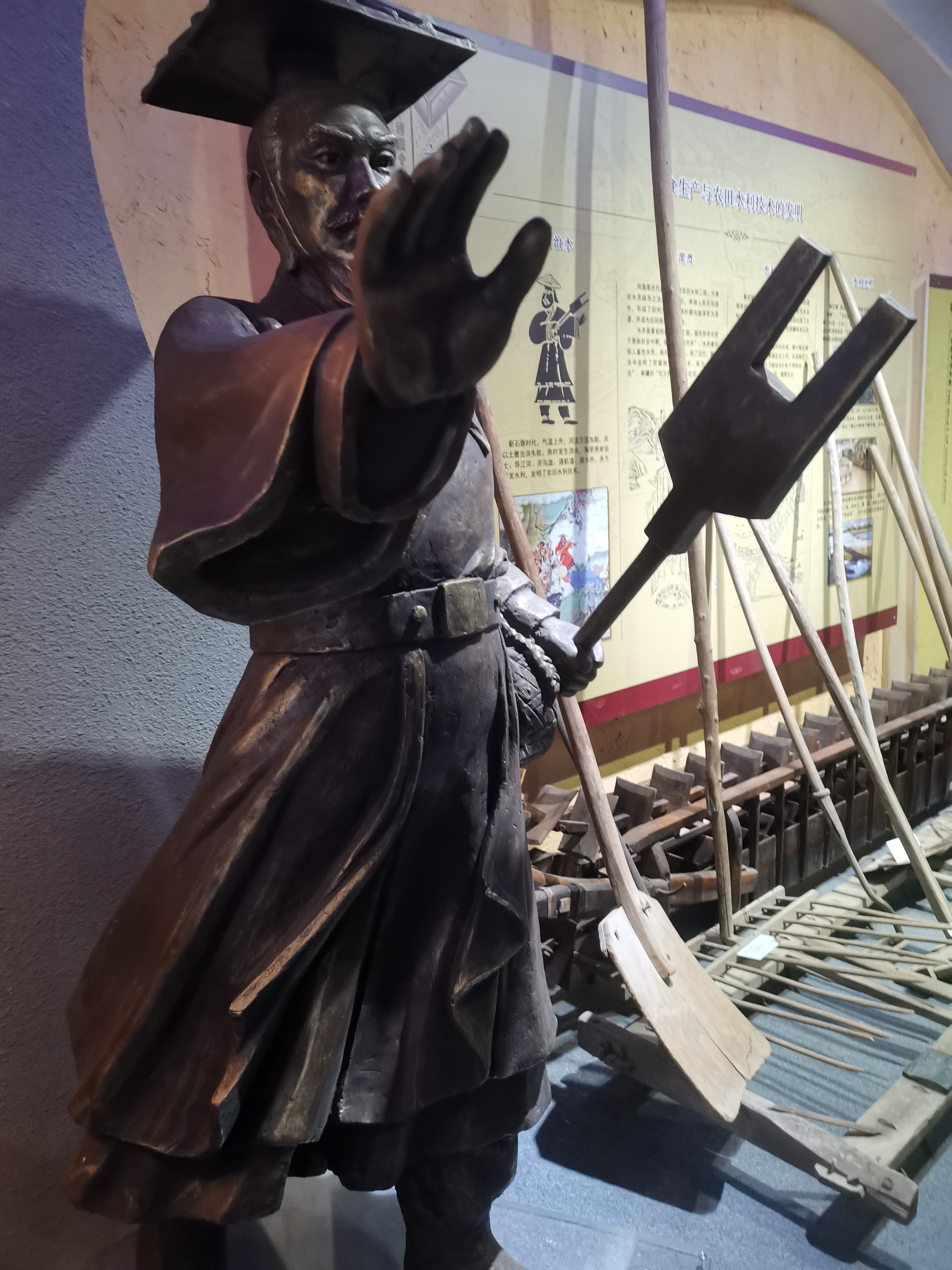 在很多大禹的雕像中,大禹都是手持这样的工具,这个工具过去叫耒耜