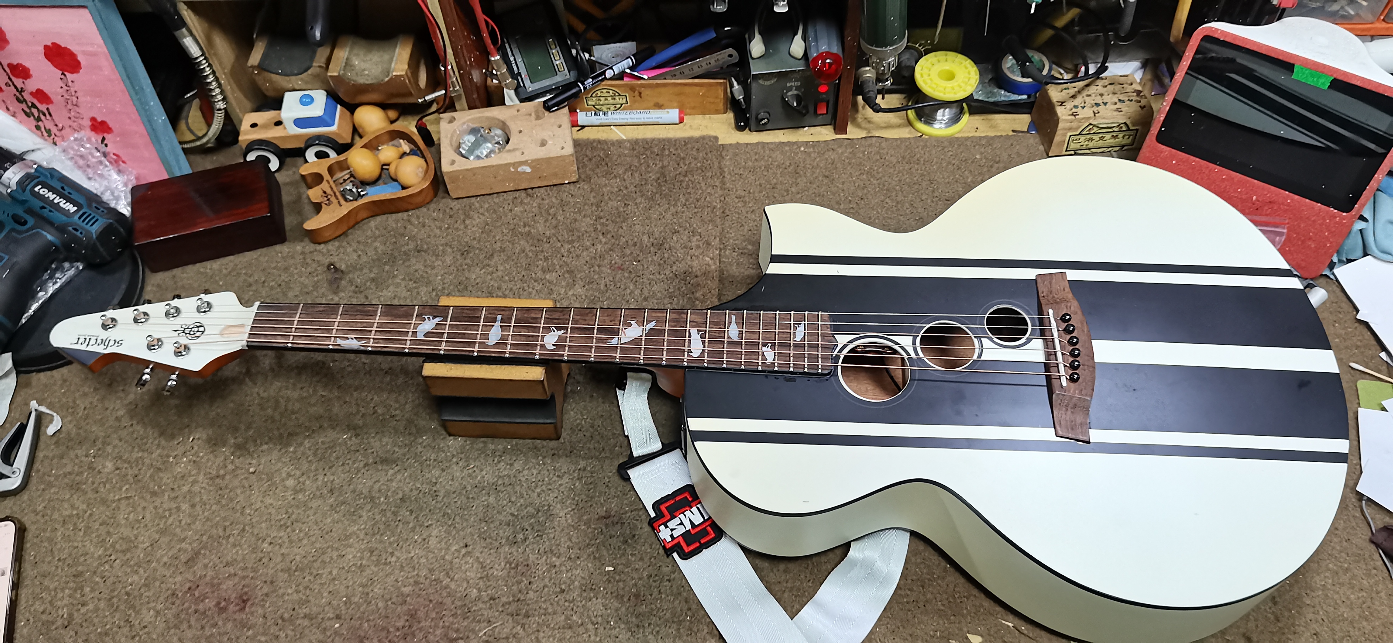 给这支schecter木吉他安装lr拾音器