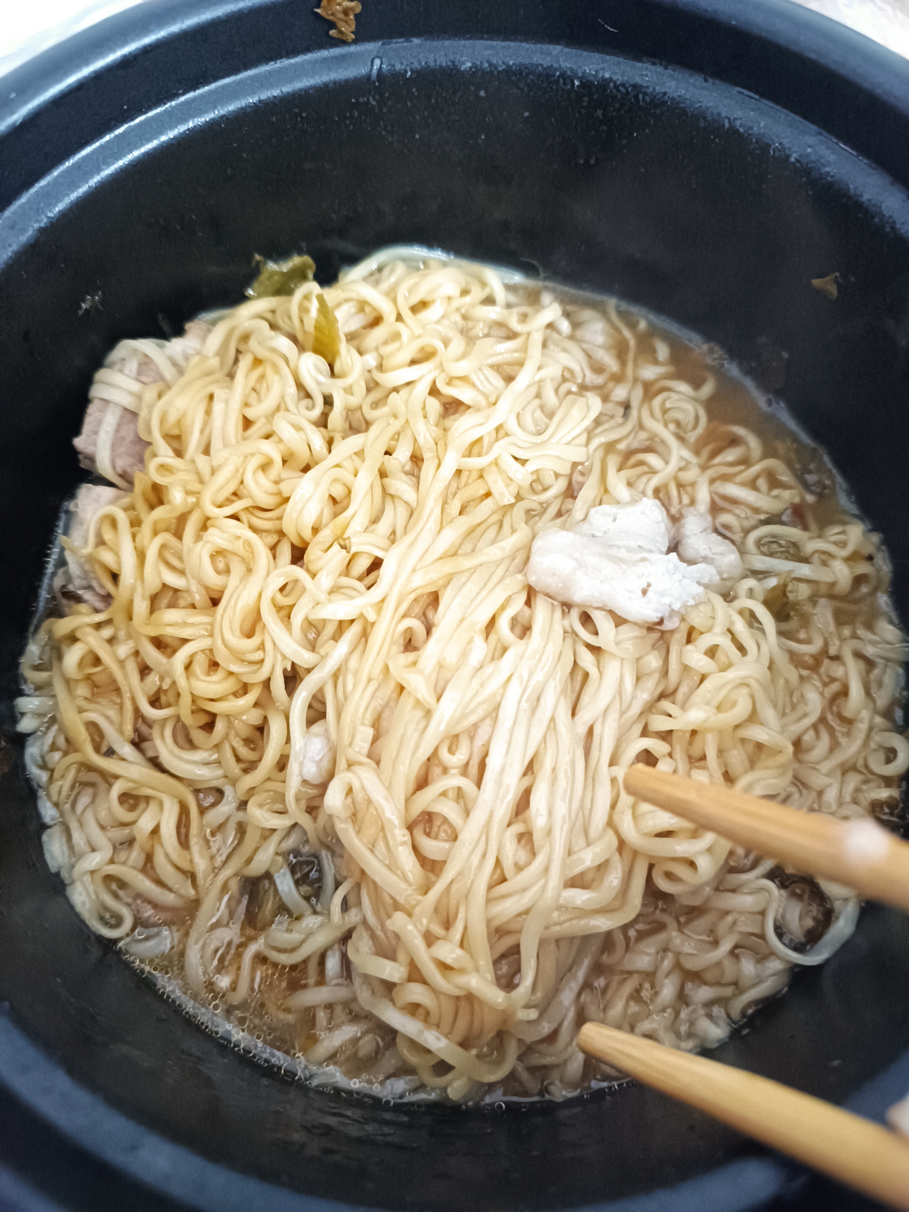 打工人的伙食#200斤的身材还吃面,还说减肥,难减喔[叹气][叹气][叹气