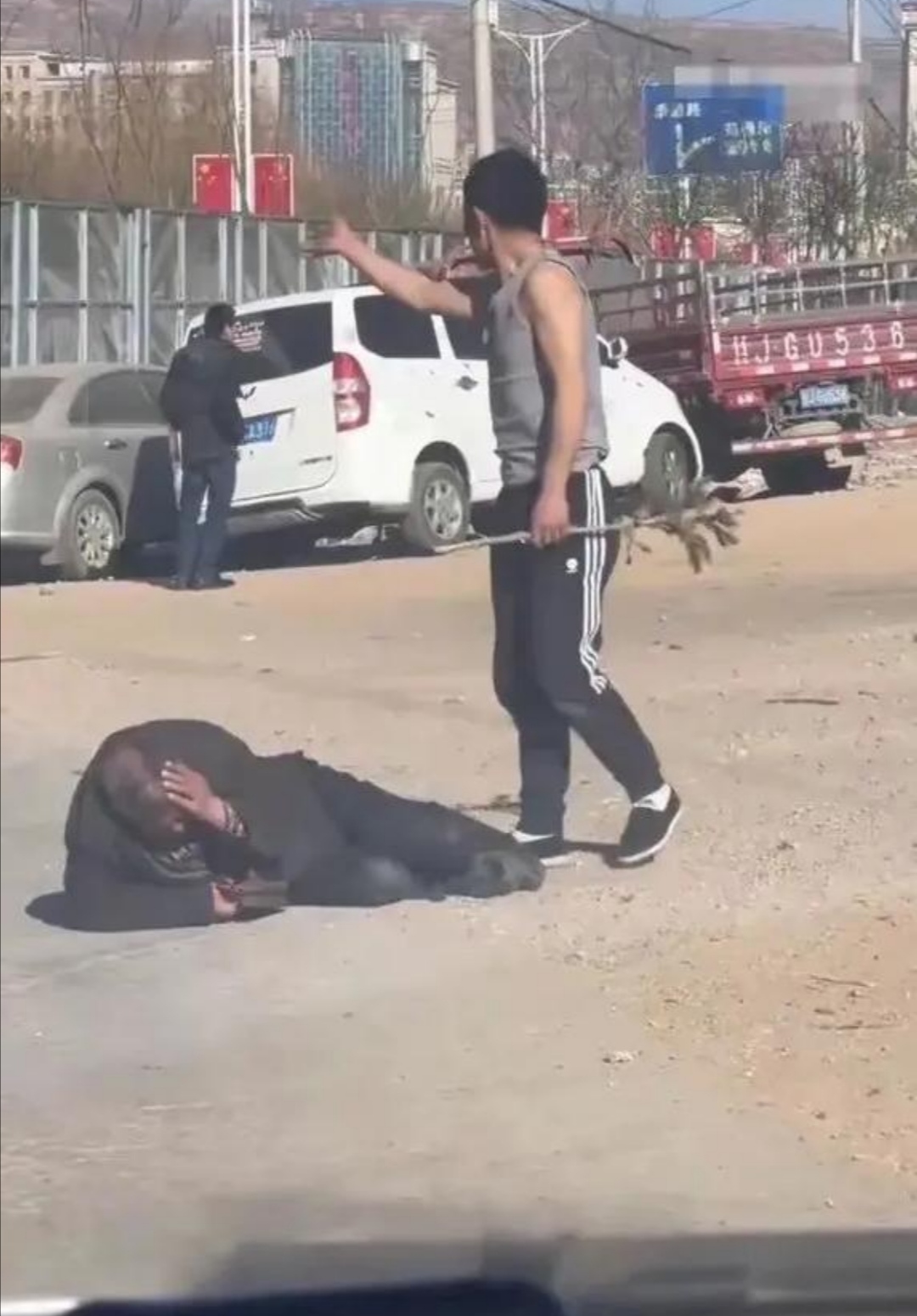 河南一儿子当街殴打父亲家庭纷争下的人性之恶