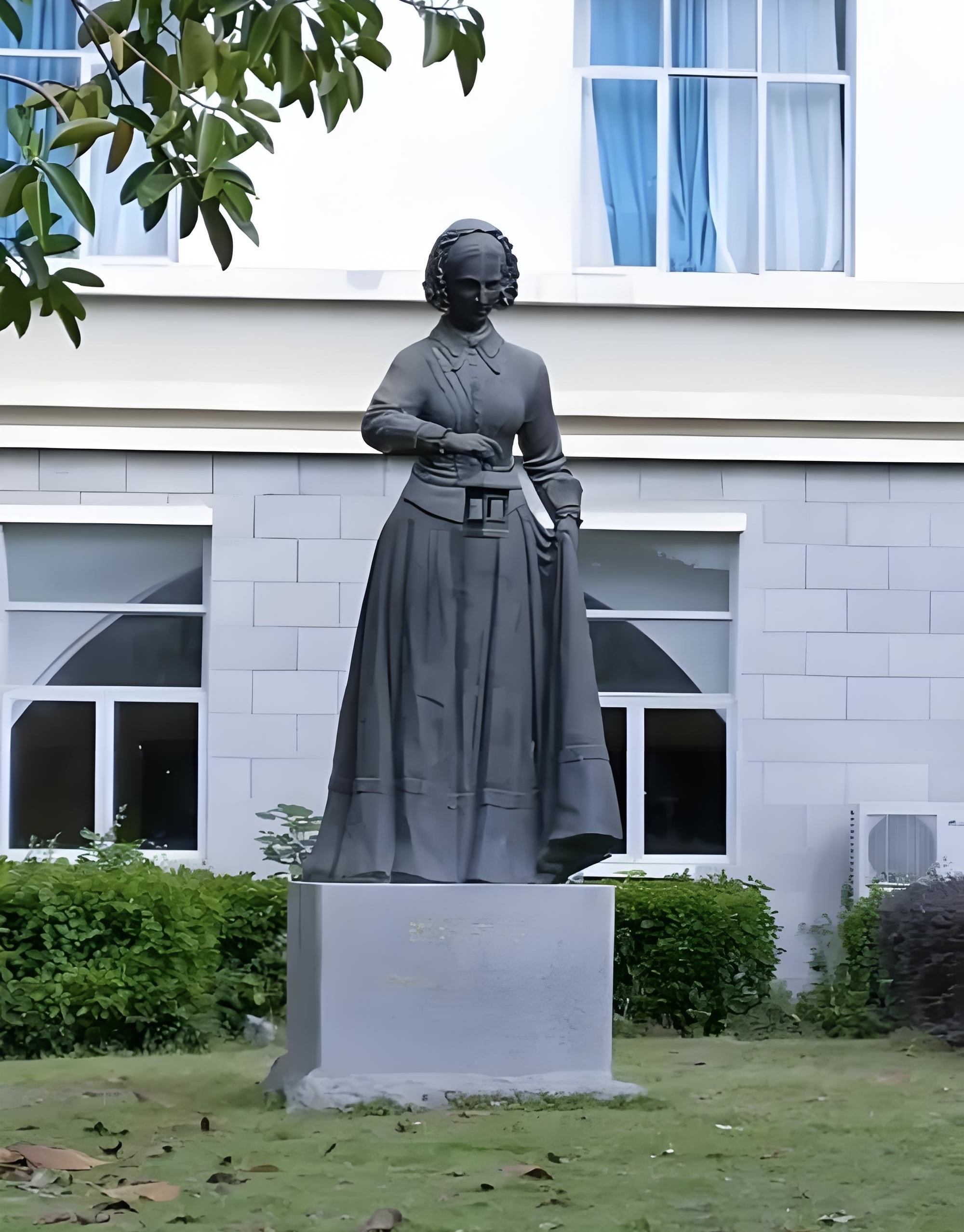 汉白玉石雕南丁格尔雕像铸铜雕塑提灯女神像制作定做